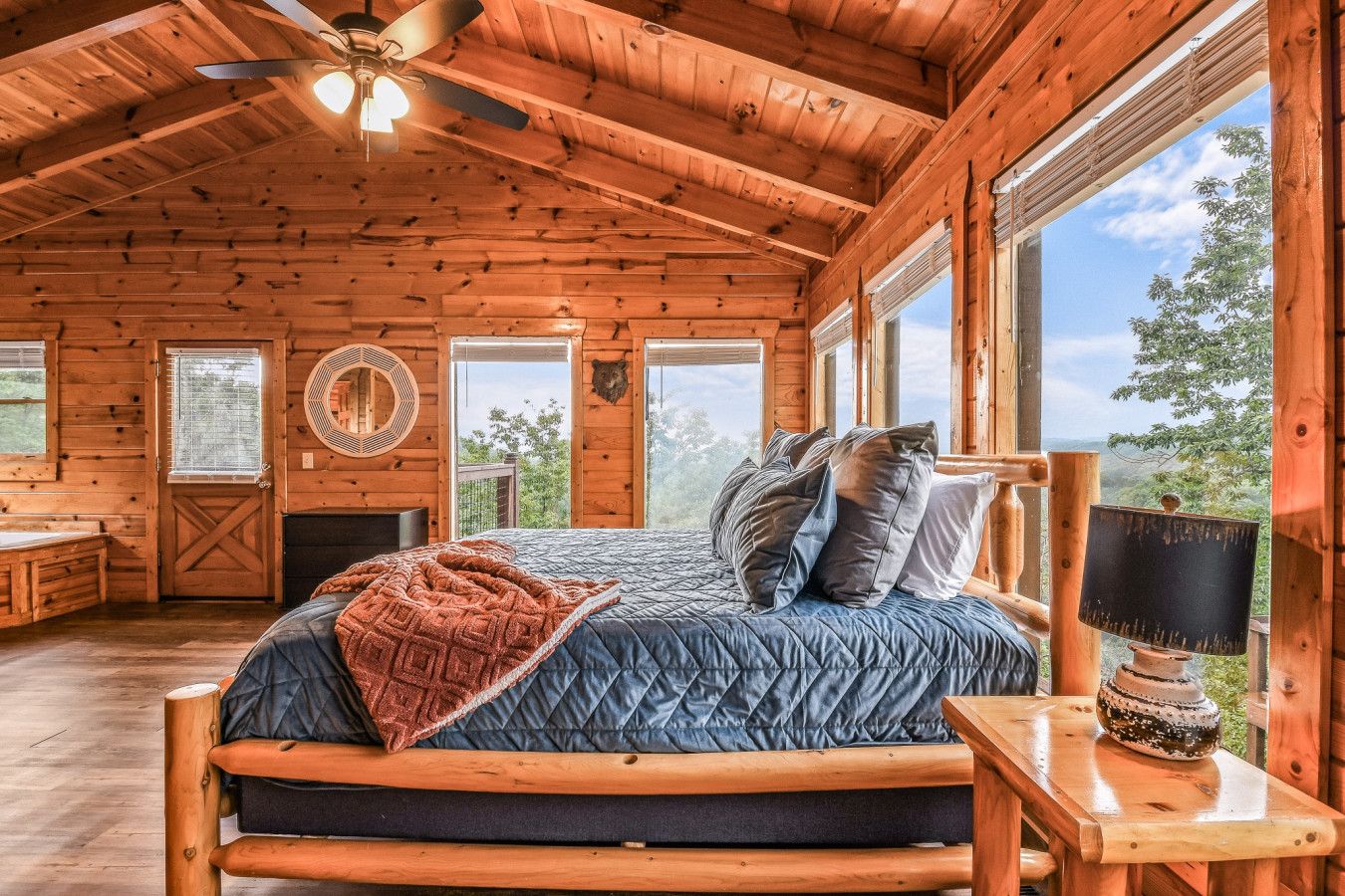Wake up to floor-to-ceiling views in this cabin’s master suite—mountains as far as the eye can see.