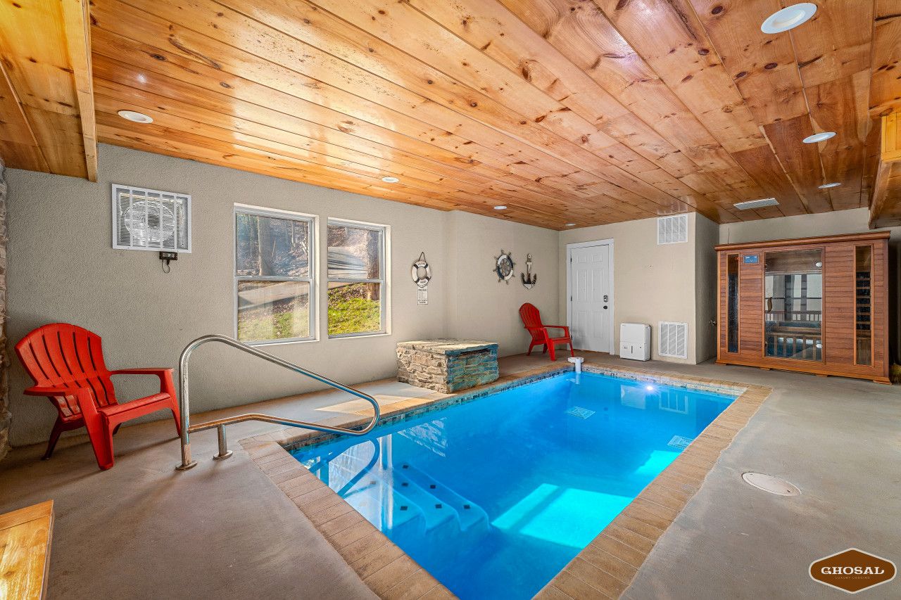 Refresh, relax, repeat – it’s all about the pool life here.