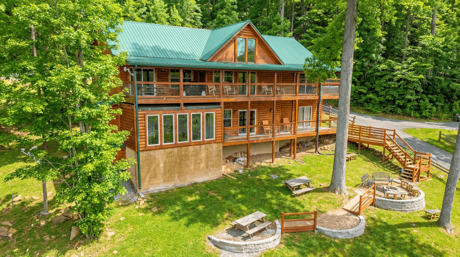 This cabin offers total privacy, a private garden with fire pit, and sweeping views surrounded by nature.