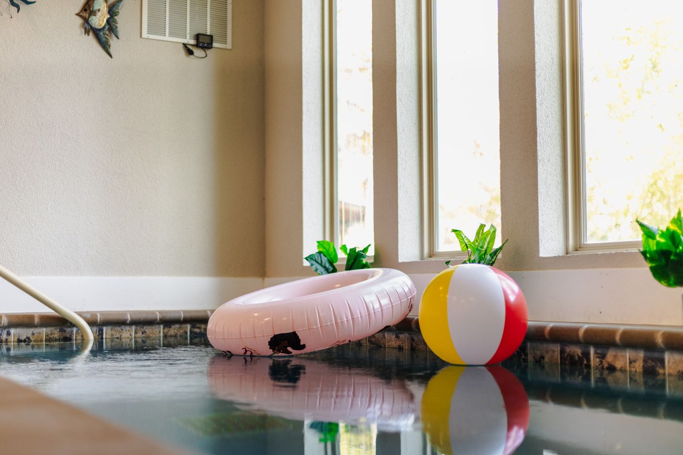 This cabin offers a pool with fun games for kids—perfect for endless water play!