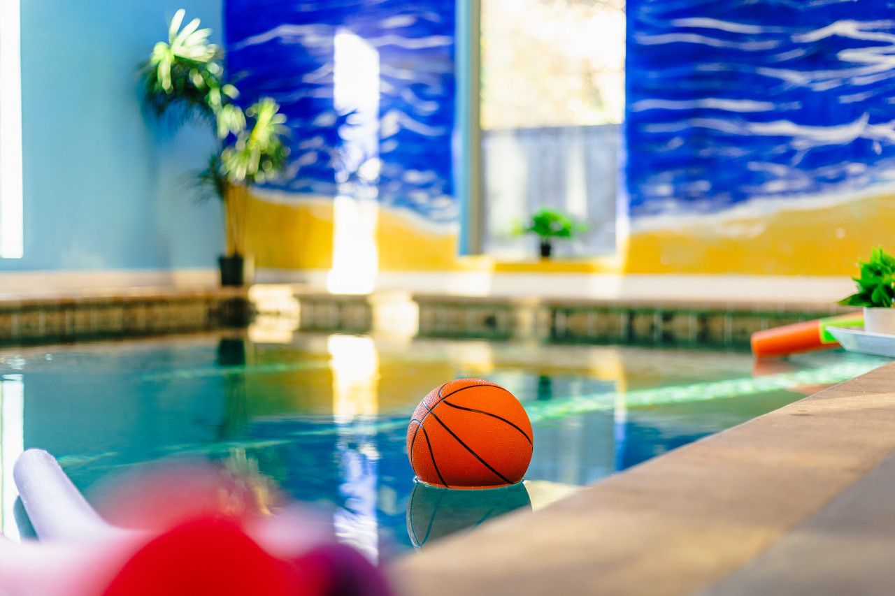 A pool with mountain views, plenty of space, and all the good vibes to make every moment unforgettable.