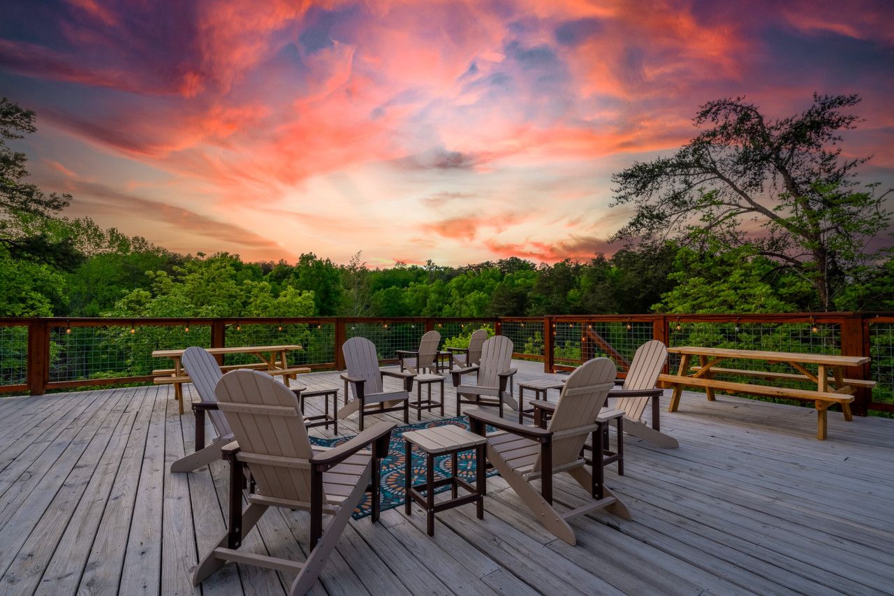 Gather your crew on this expansive deck, with breathtaking mountain views—perfect for hosting events like celebrations, team-building activities, or even a dream wedding.