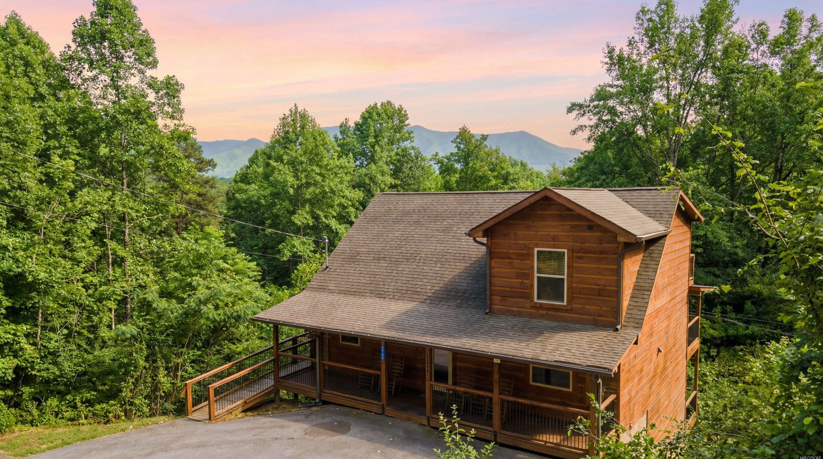 In this cabin enjoy a stunning cabin nestled in the Smoky Mountains.