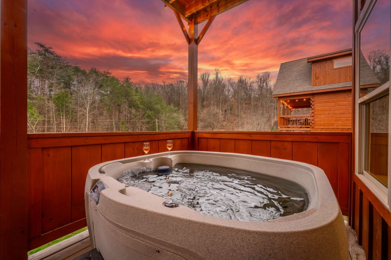 In this cabin, soak under the sky as the Smoky Mountains paint the perfect evening view.