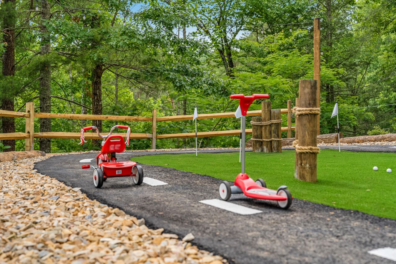 Mini golf, car rides, children's games - this cabin has everything to entertain young and old alike.