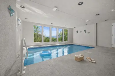 Piscine de luxe et vue montagneuse.png