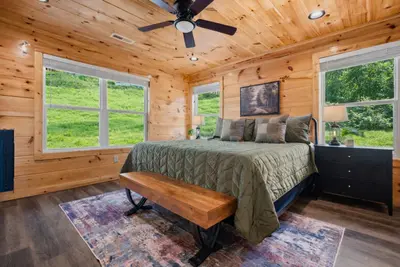 Chambre chaleureuse dans un chalet en bois.jpg