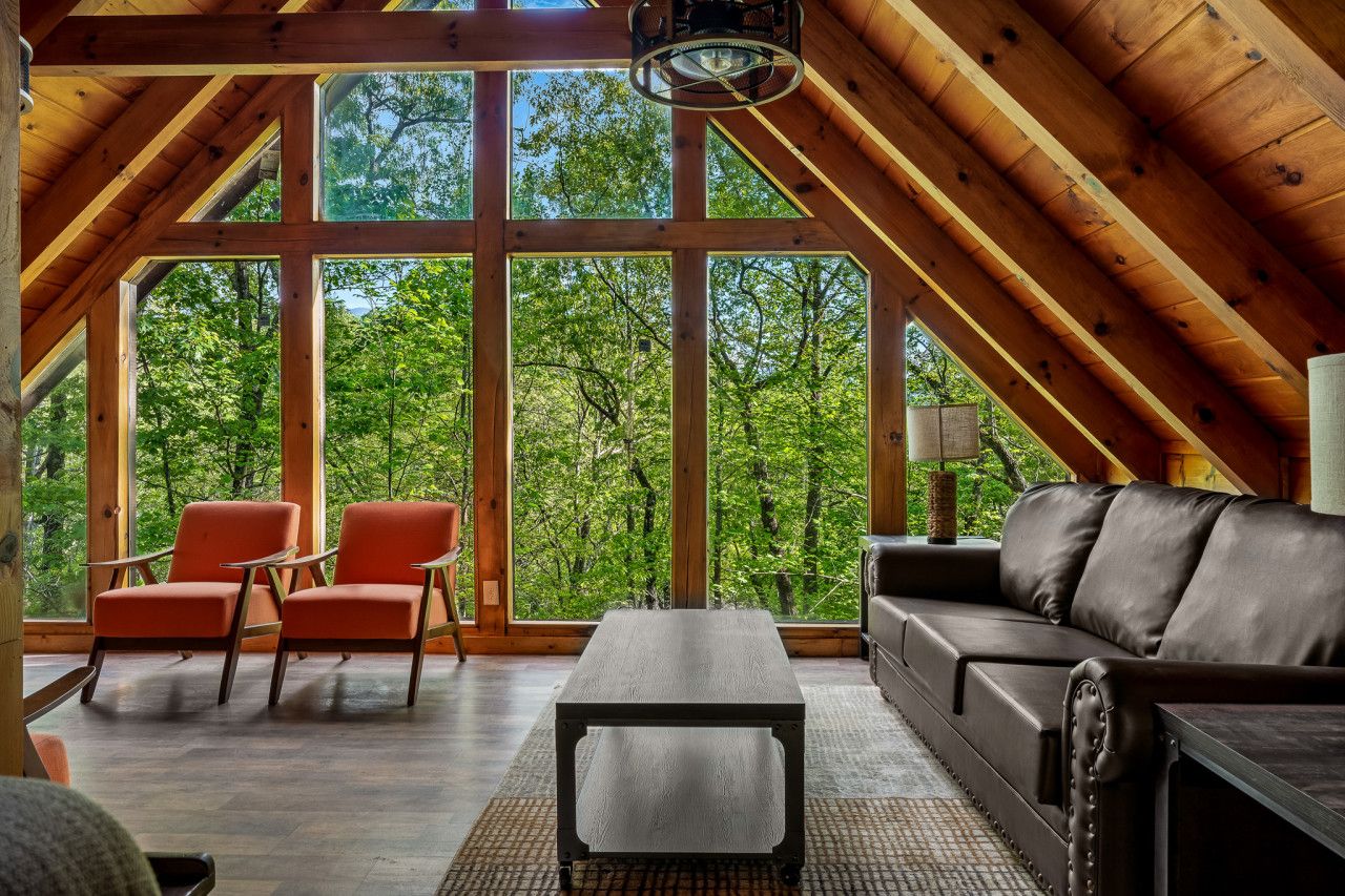 In this cabin, experience stunning views of the forest—perfect for relaxation and immersing yourself in nature.