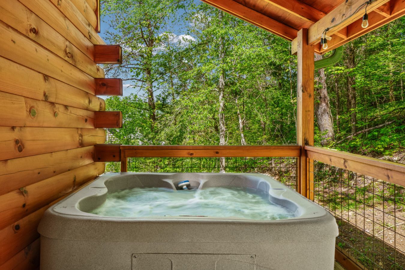 Enjoy the ultimate luxury in this cabin: champagne, hot tub and unrivalled privacy.