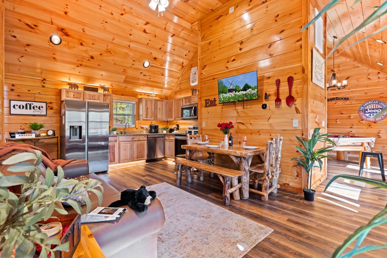 In this cabin, relax in a beautifully decorated living room, designed for intimate moments and cozy evenings for two.