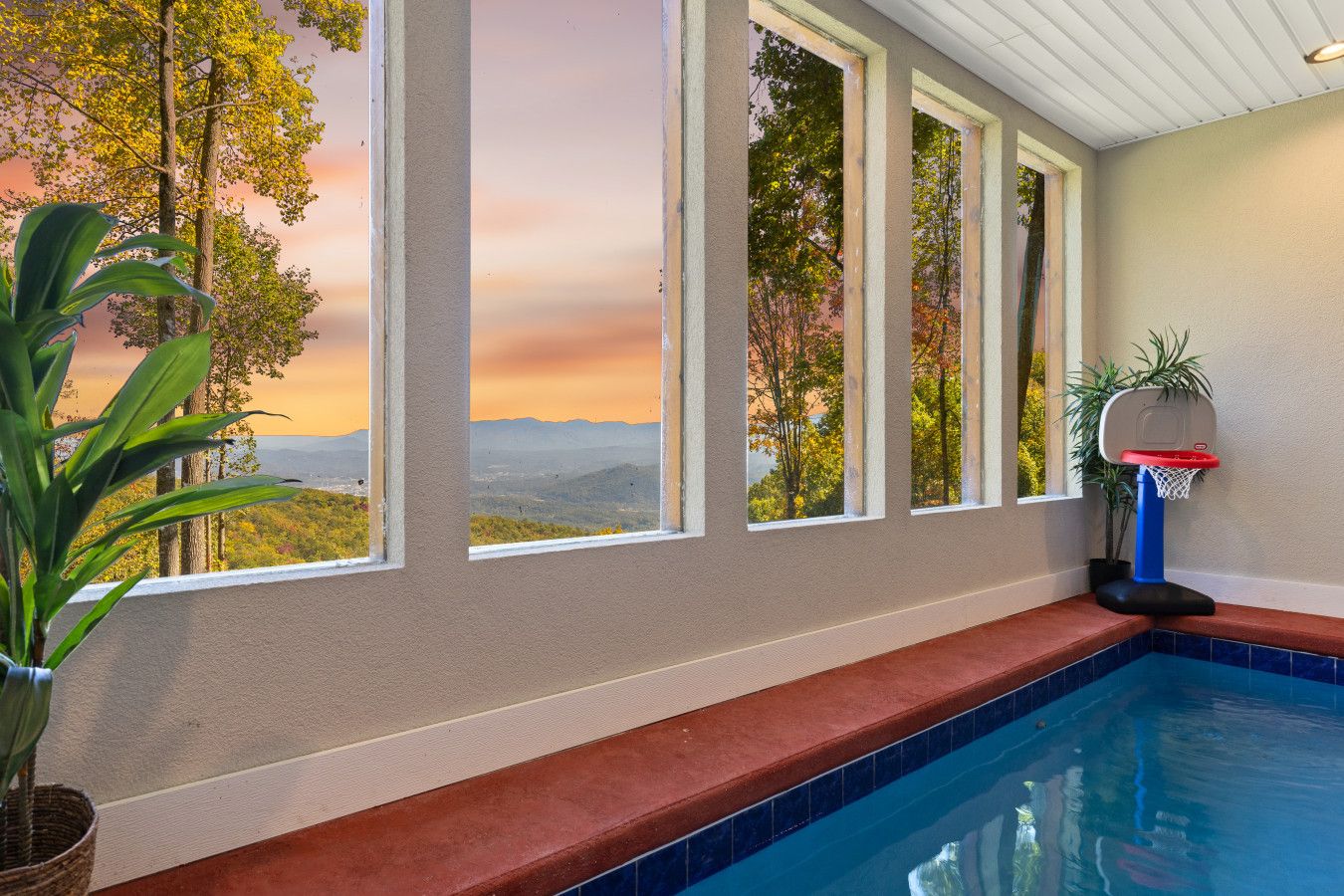 Cabin 1: Private heated pool.