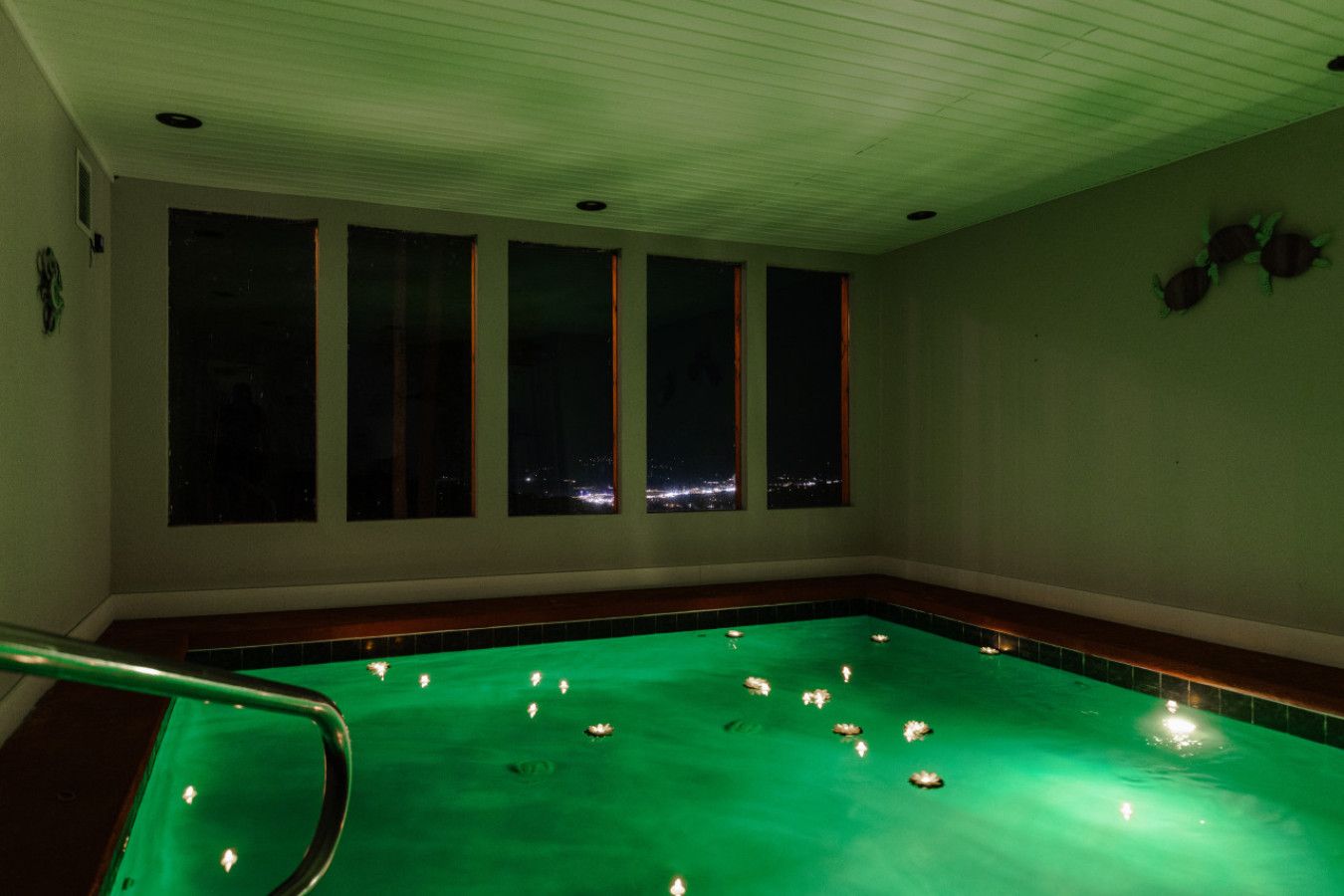 Cabin 1: Private heated pool.