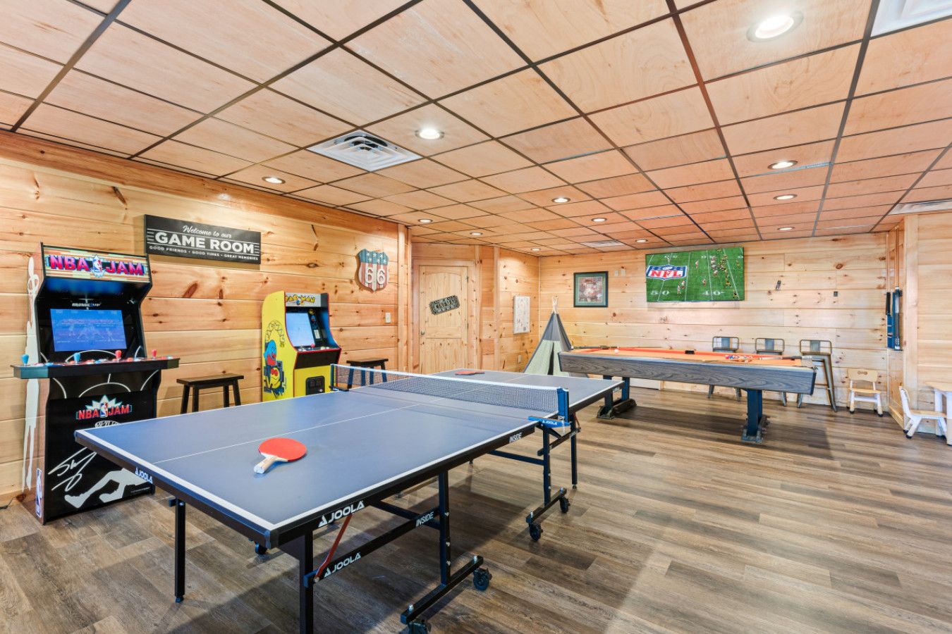 Fun has no limits in these game rooms, featuring classic arcade games, a pool table, ping pong, and a theater, perfect for unforgettable evenings with family and friends.