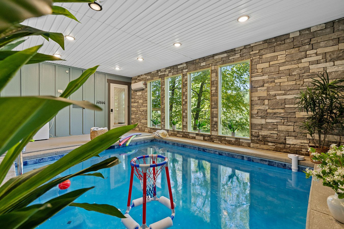 Cabin 1: Private heated pool.