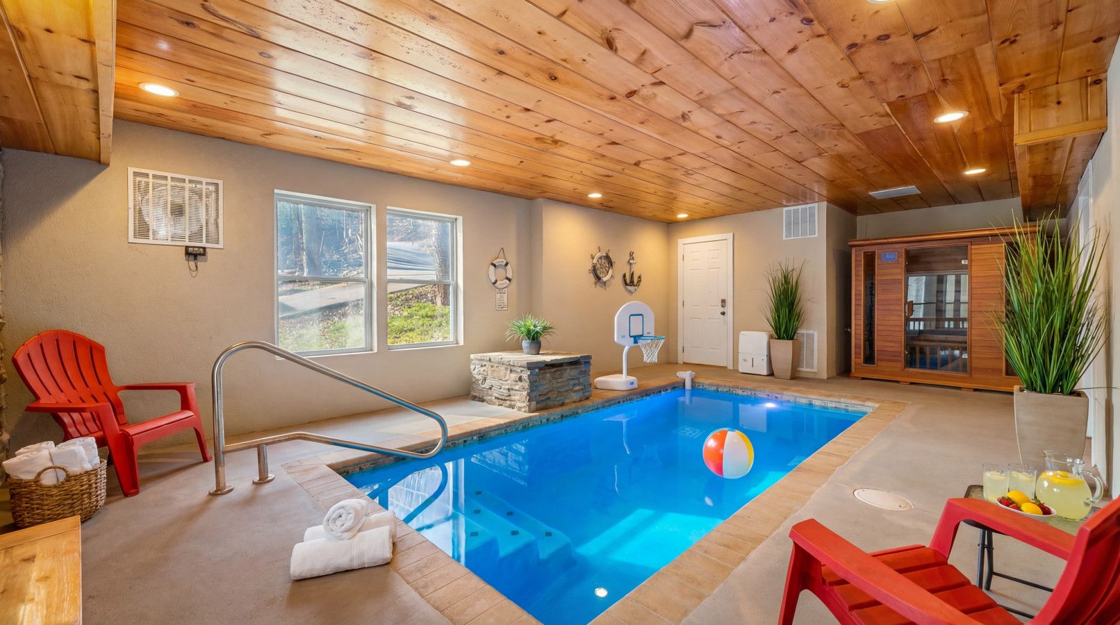 Cabin 1: Private heated pool.