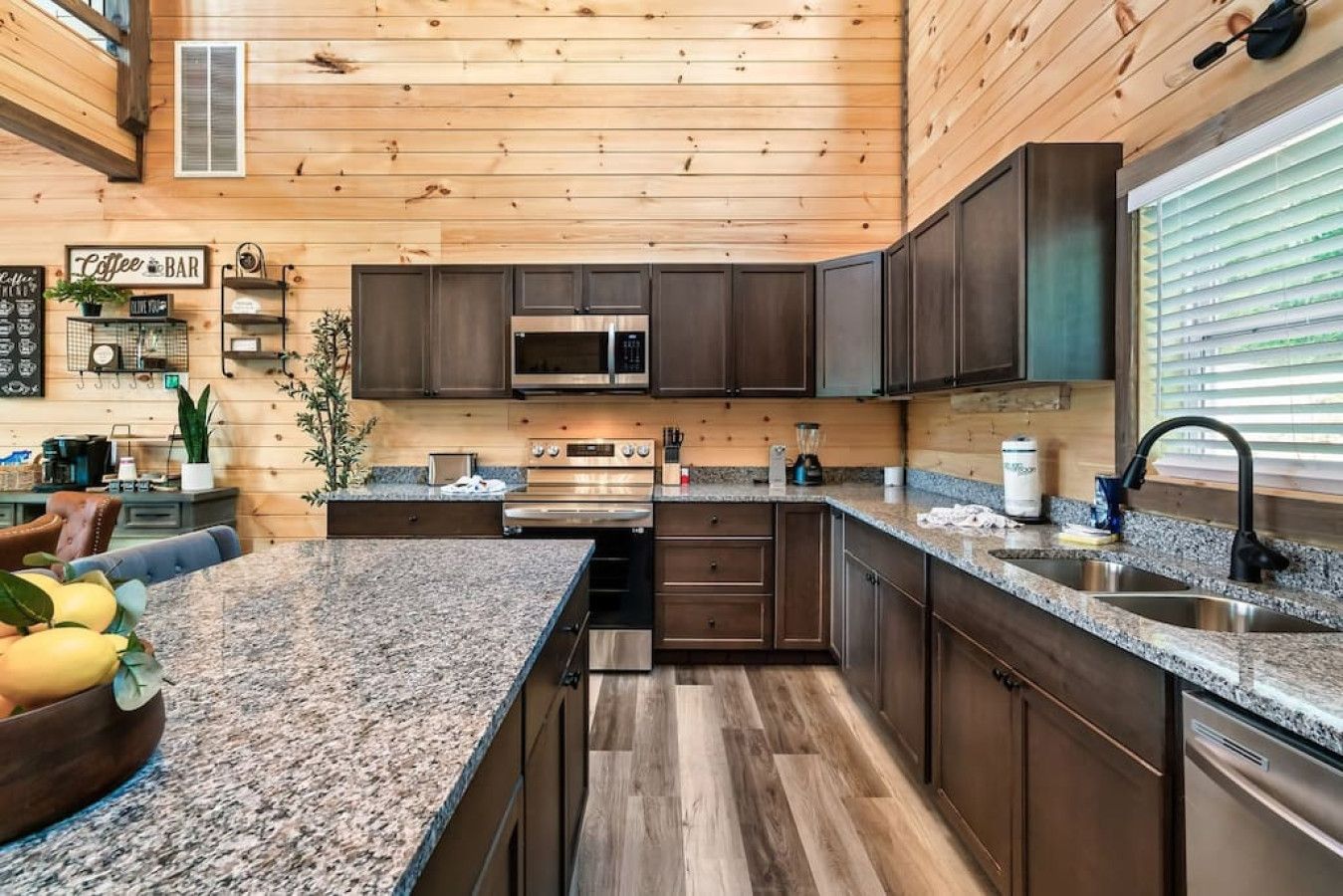 Cabin 1: Fully equipped kitchen.