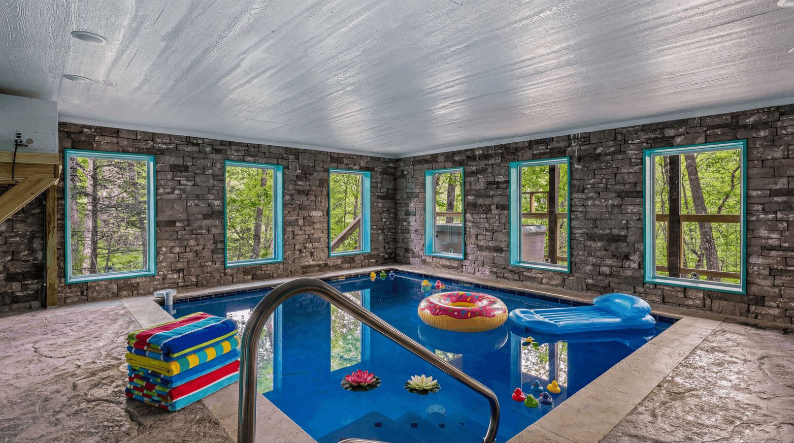 In this cabin, splash indoors with panoramic windows and unwind outside in the jacuzzi.