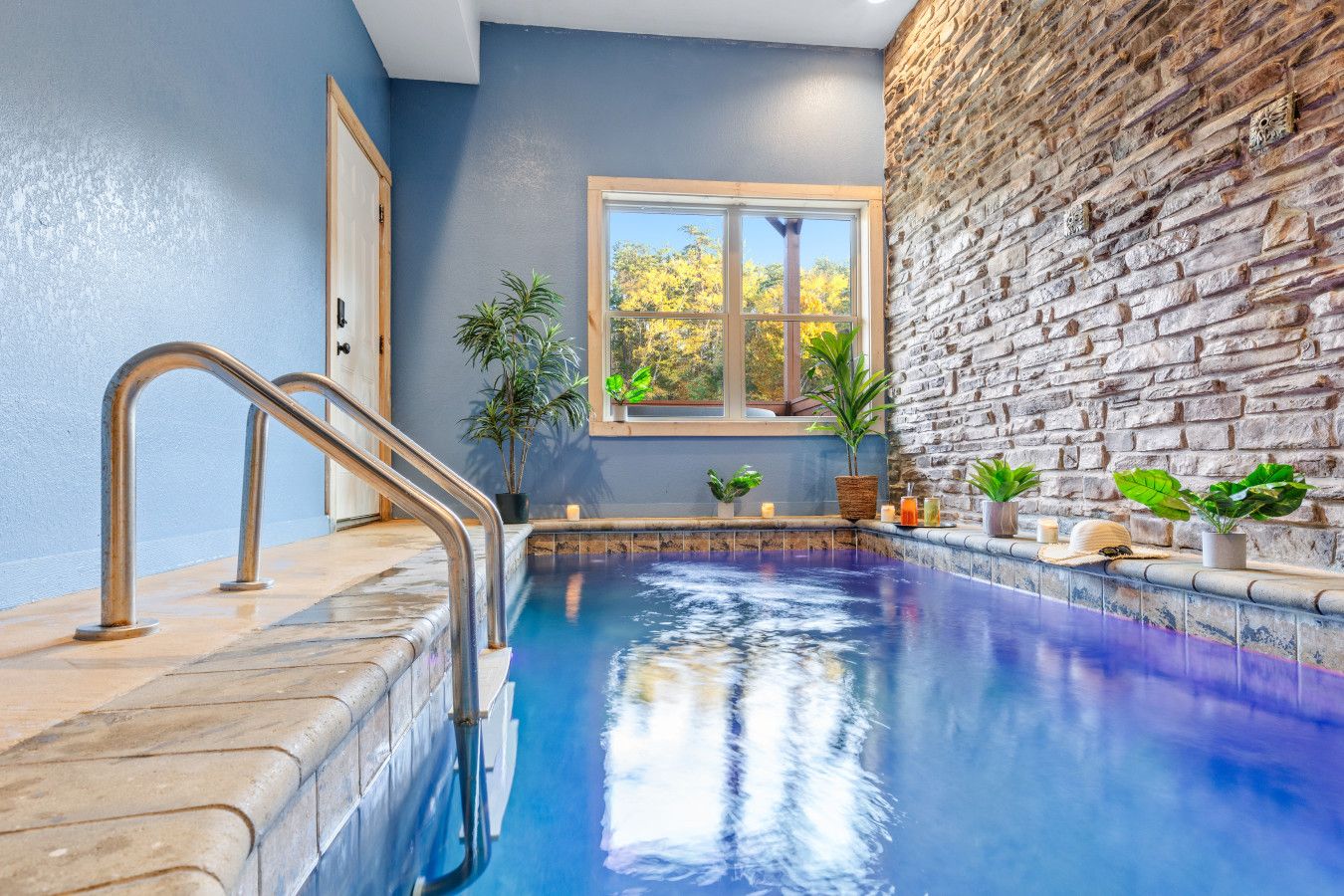 Unwind in this cabin’s pool, where nature and indulgence come together.