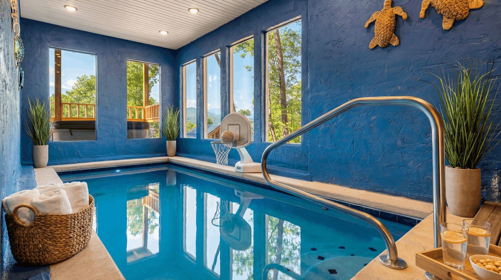 Cabin 3: Private heated pool.