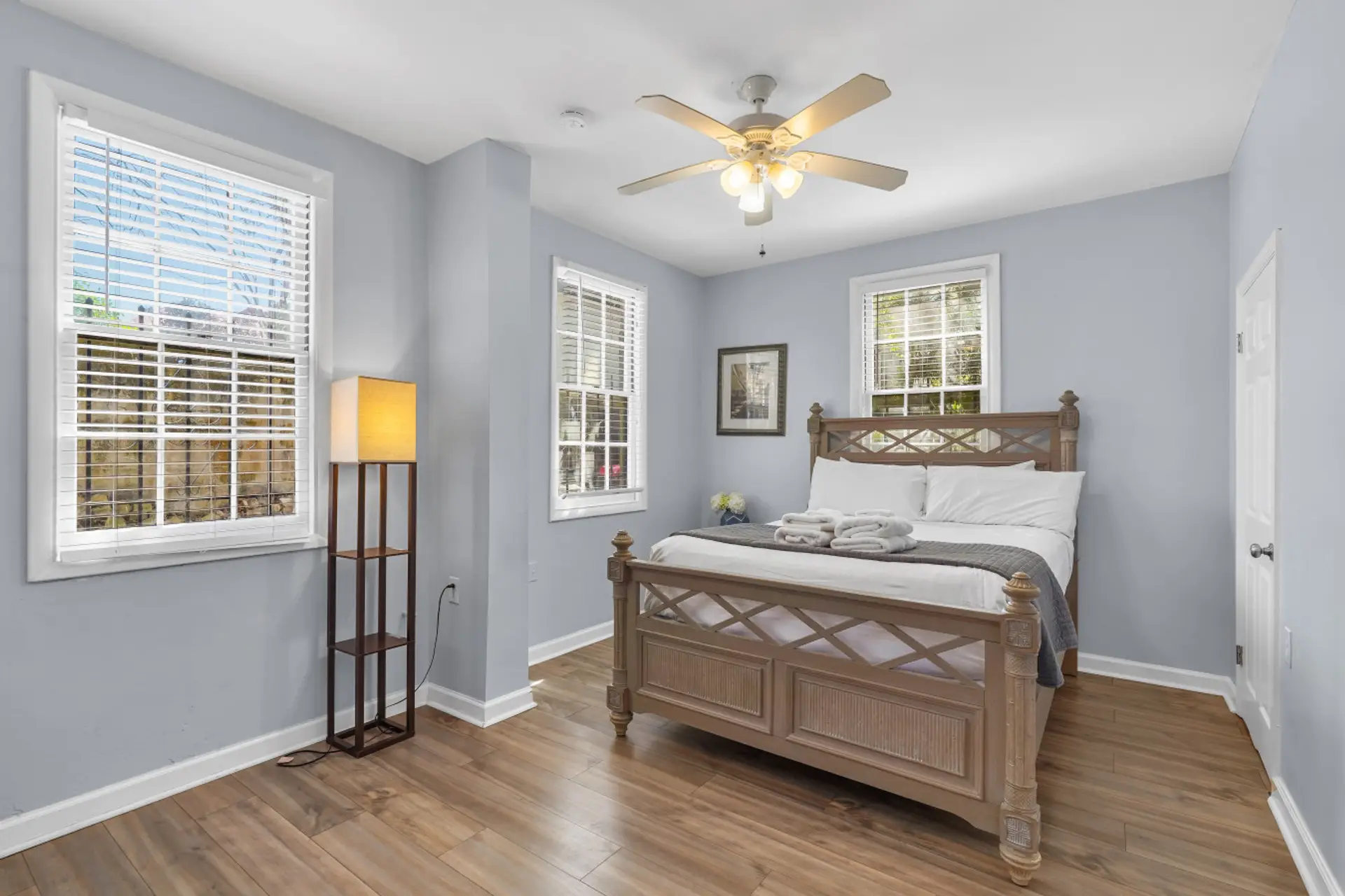 Bedroom 2 (Queen Bed, TV)