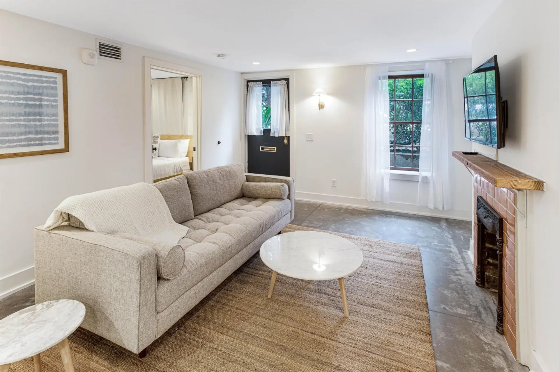 Living Room (43" TV)