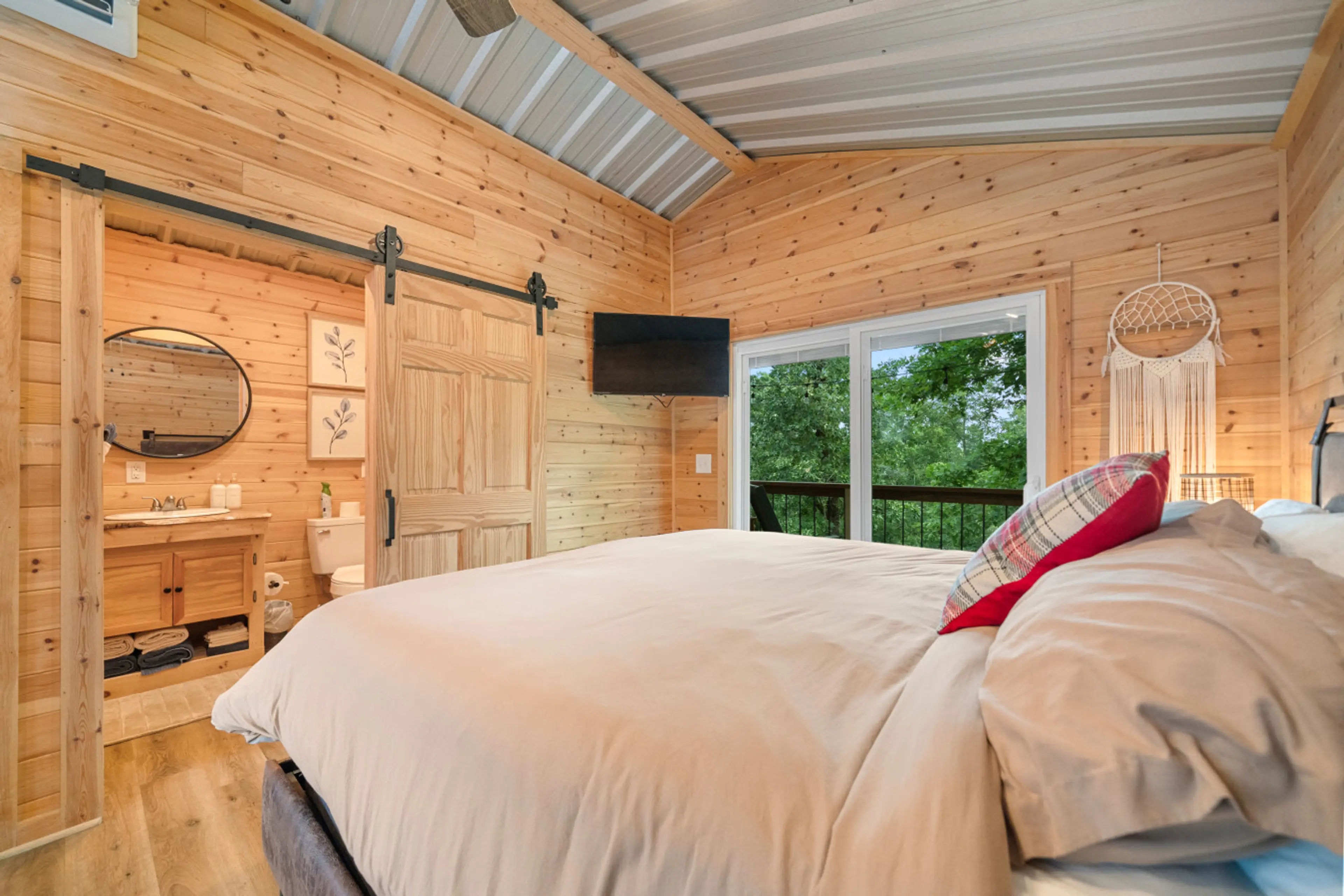 Comfy King Bed, Smart TV and EnSuite Bath