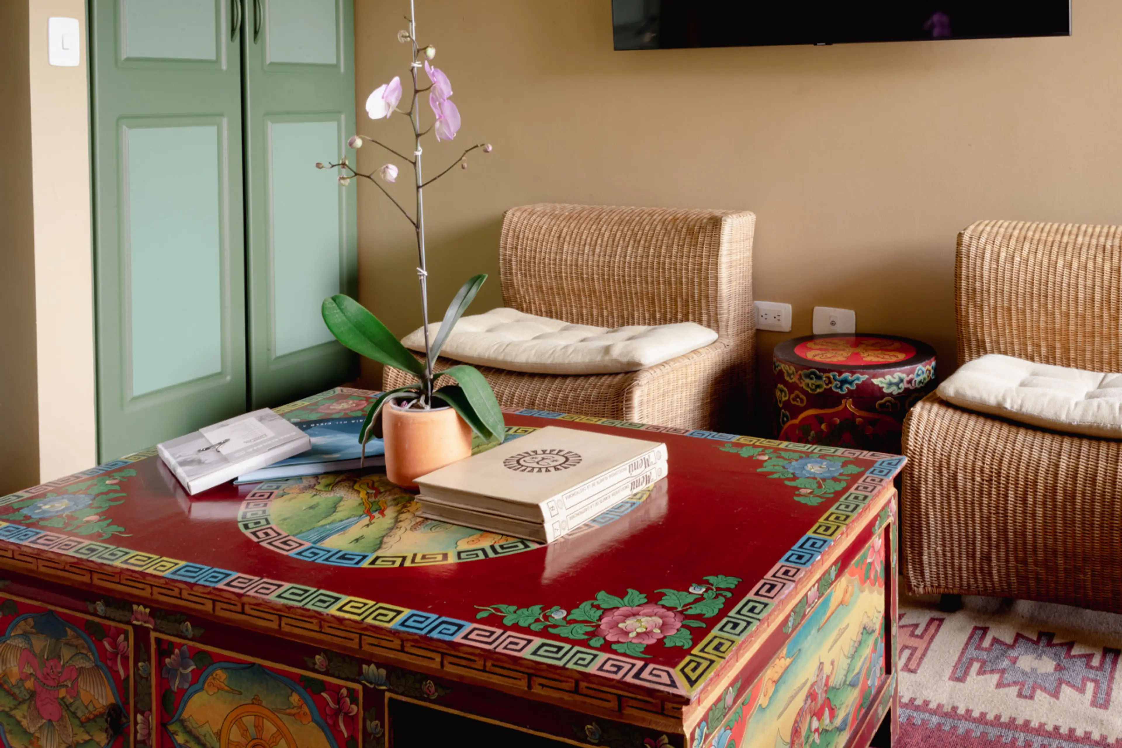 Living room - Step into your own serene sanctuary, where vibrant colors and soft textures invite you to unwind. Bask in the gentle glow of natural light highlighting the exquisite decor and cozy furnishings, promising a stay that's both inspiring and reju