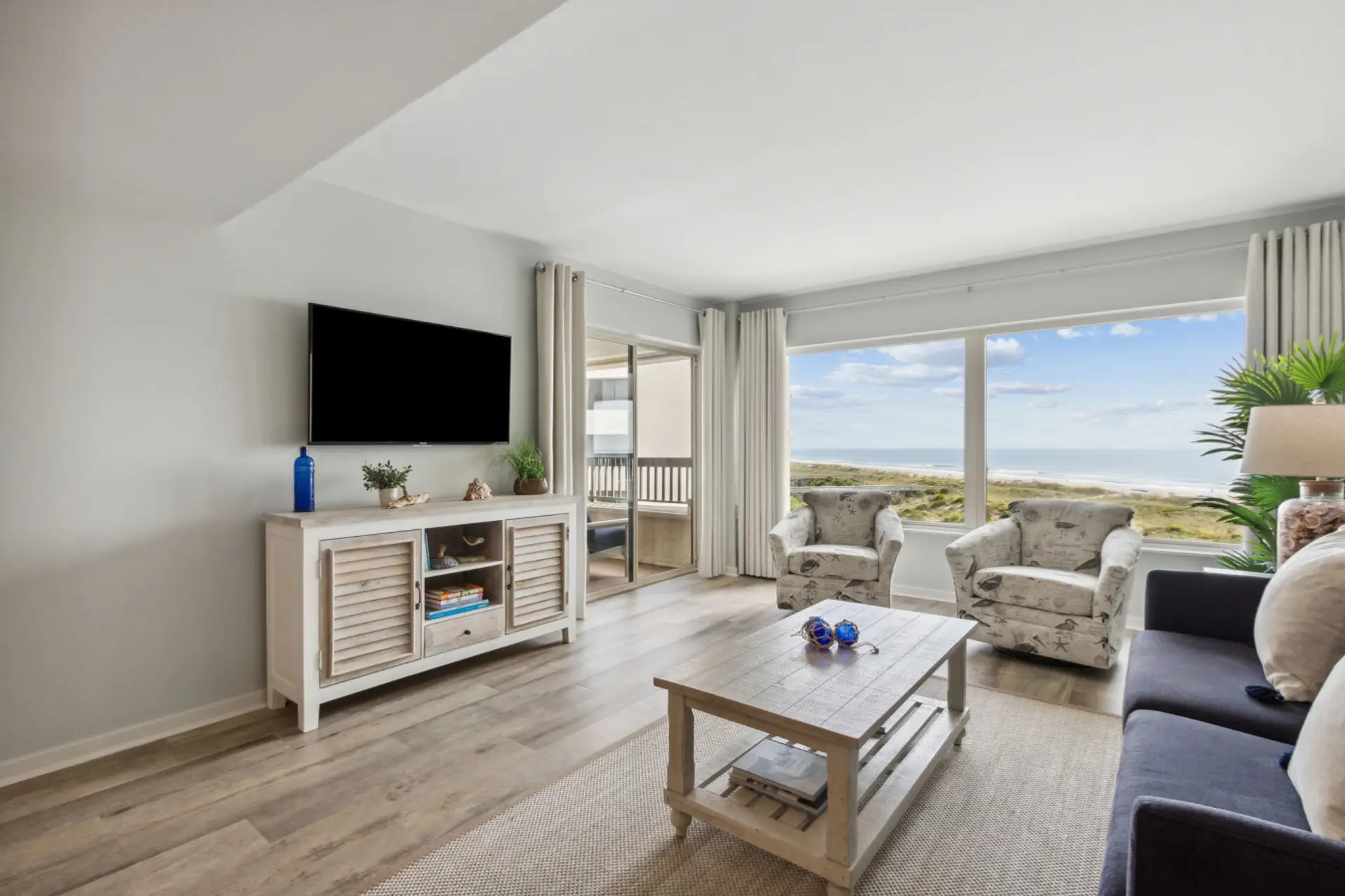 Living room with tv, sleeper sofa