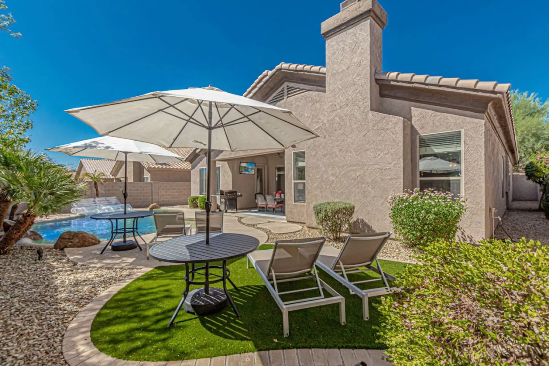 84° Heated Pool + 4 Chaise Lounge Chairs