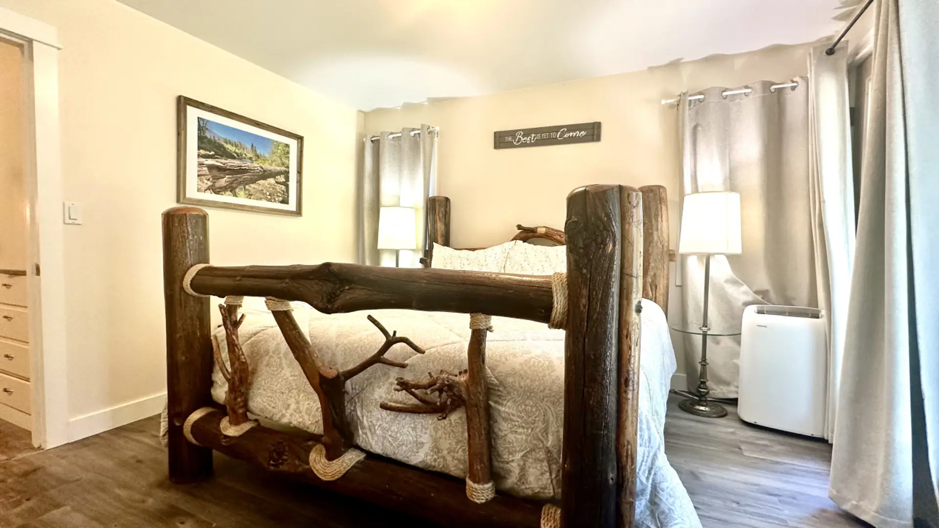 Master bedroom - King Bed - Access to deck overlooking garden and Blue River.