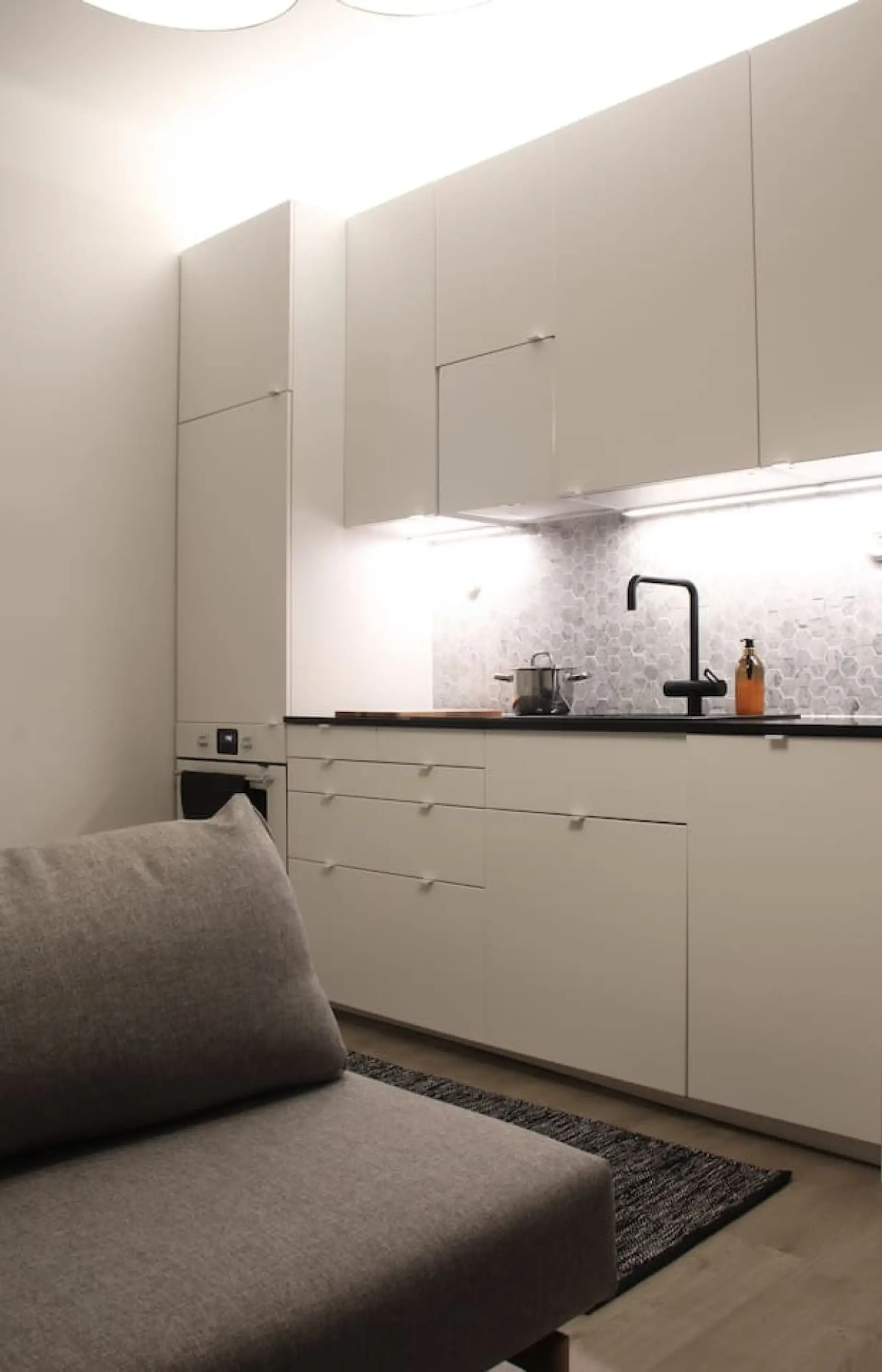 Full kitchen, with stove, oven and microwave. Includes a good ventilator for cooking, with all tools needed for a warm meal