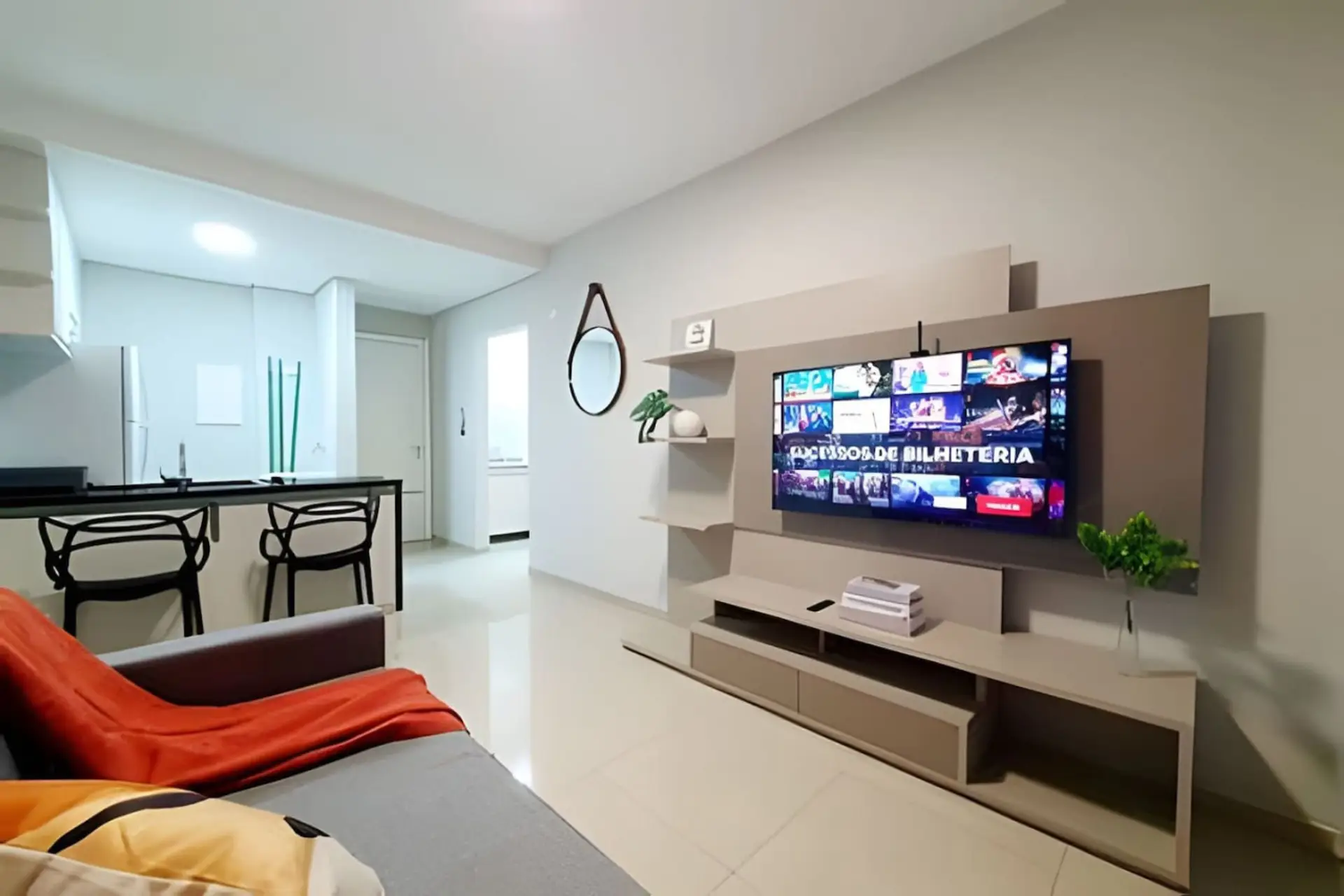Sala - Sofá 2 lugares, televisão, raque, espelho alto e mesa 2 cadeiras