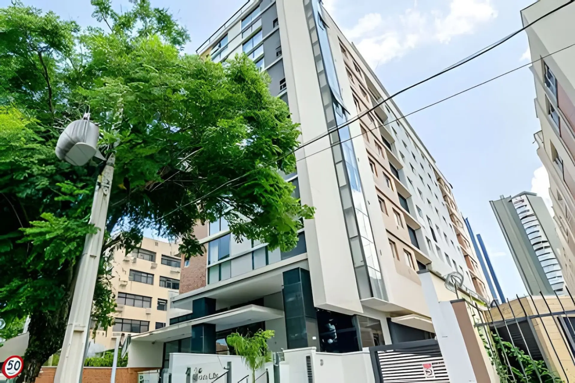 Um moderno prédio de apartamentos no centro da cidade.