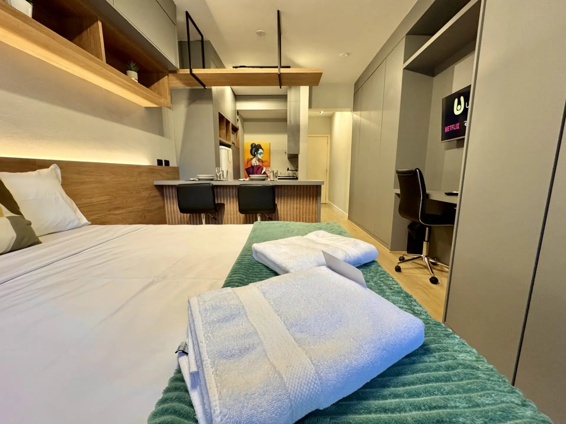Studio com cama de casal,  TV Netflix e gueixa pop-art