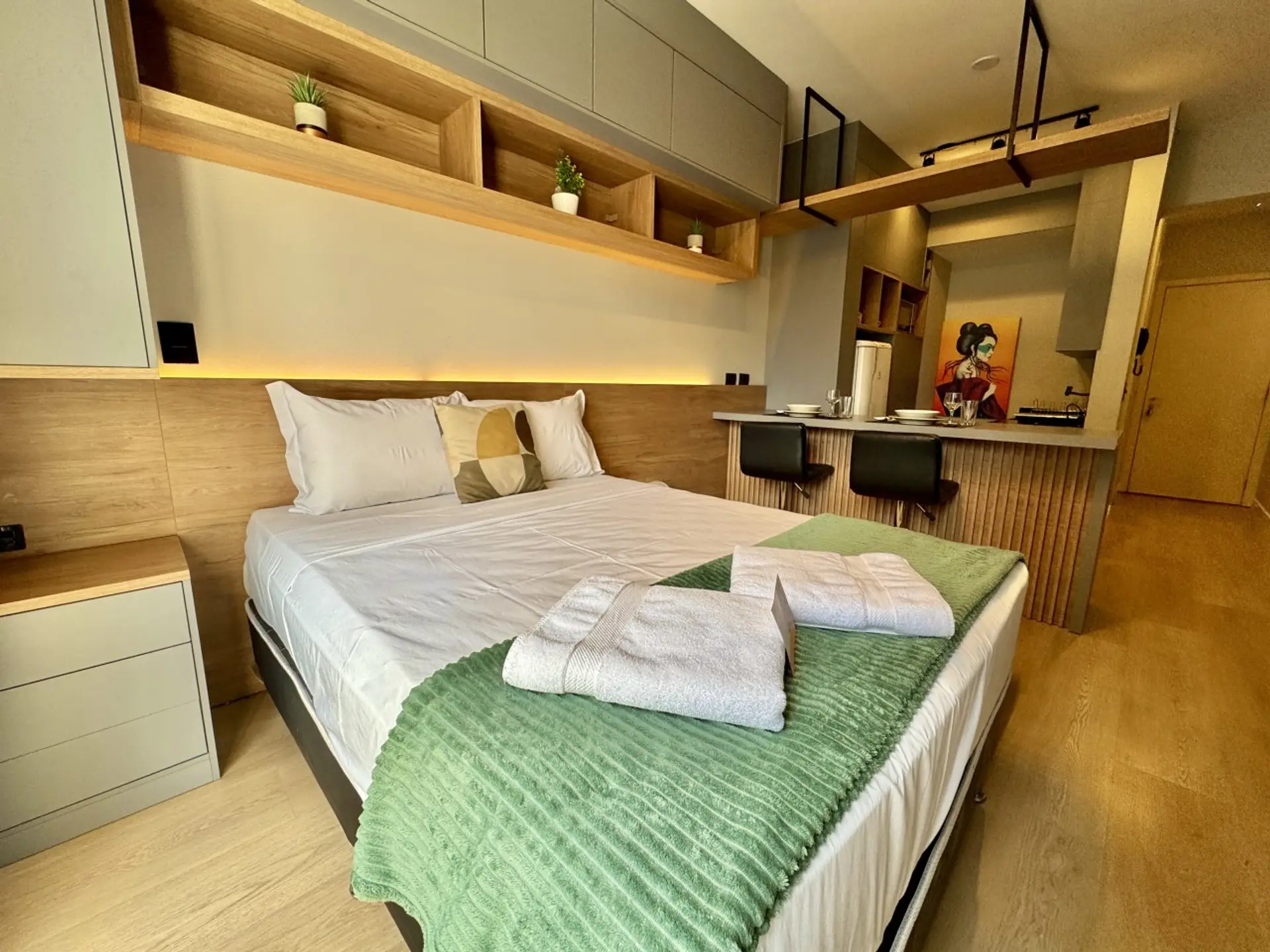 Studio com cama  de casal, cama auxiliar e bar integrado