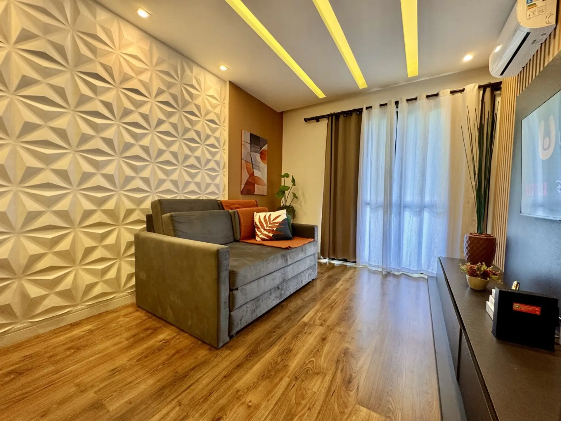 Cama de casal com  edredom premium e LED no headboard