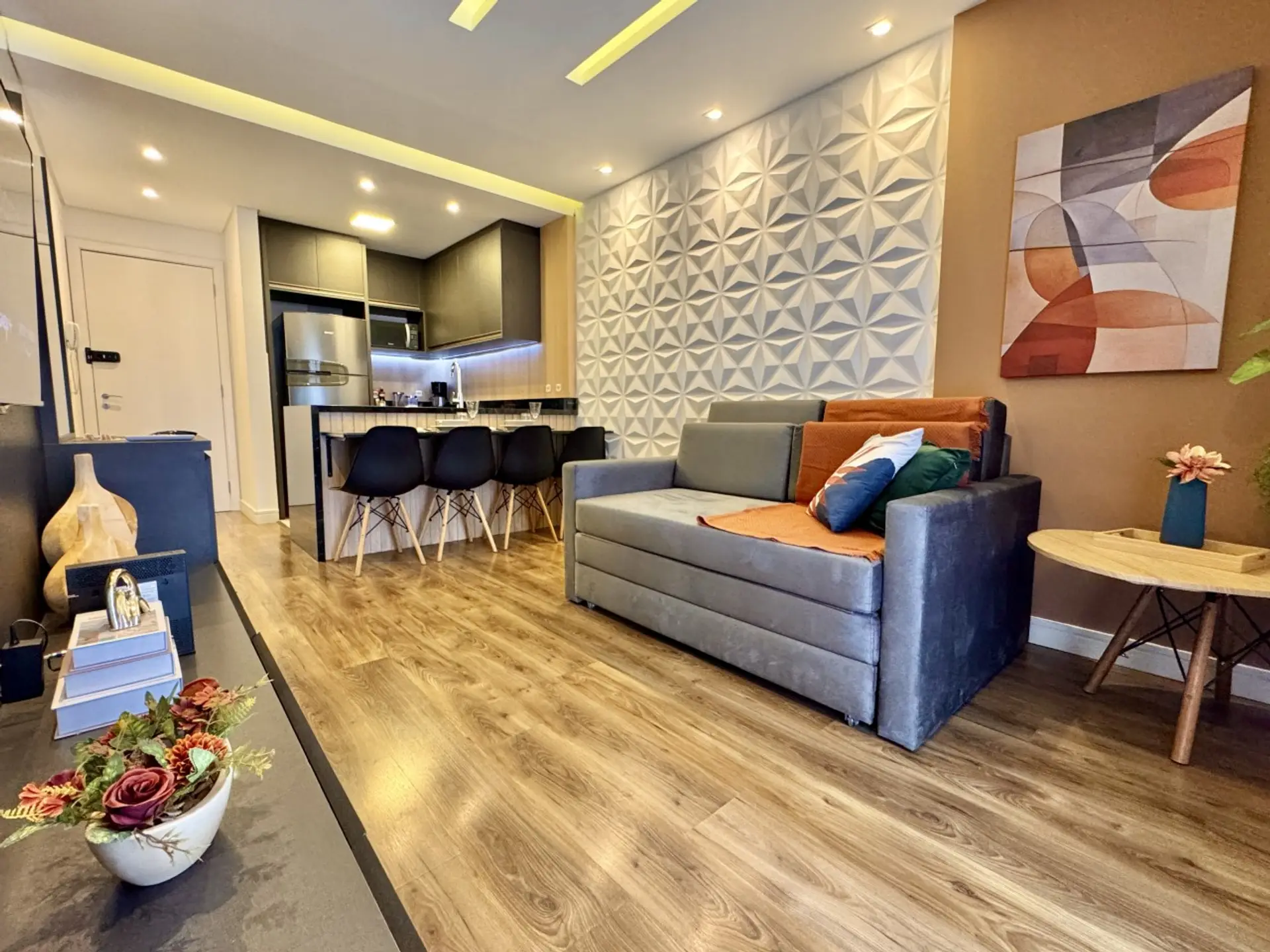 Sala de estar com sofa premium,  parede 3D exclusiva e LED