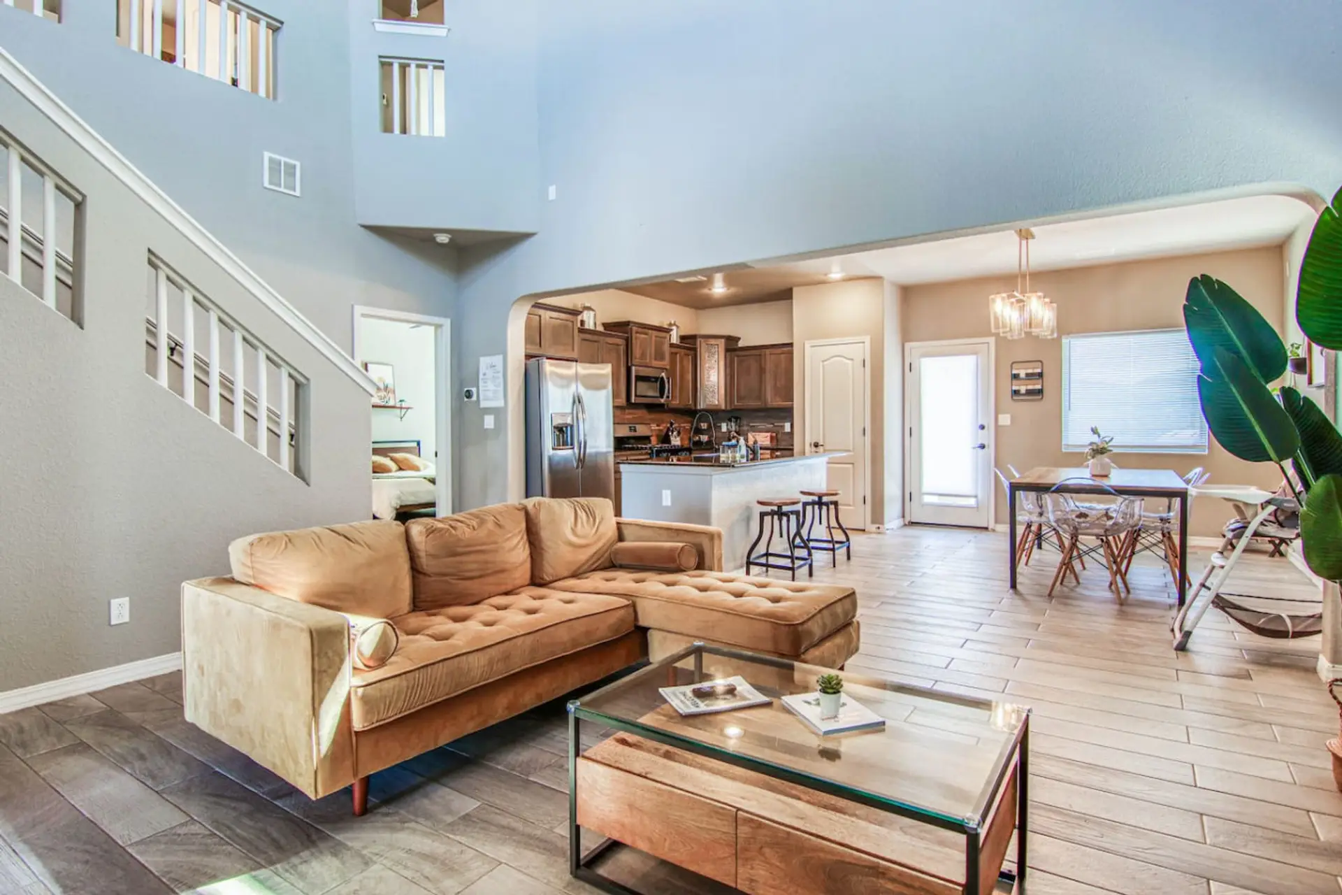 Spacious & Cozy Living Room / Smart TV