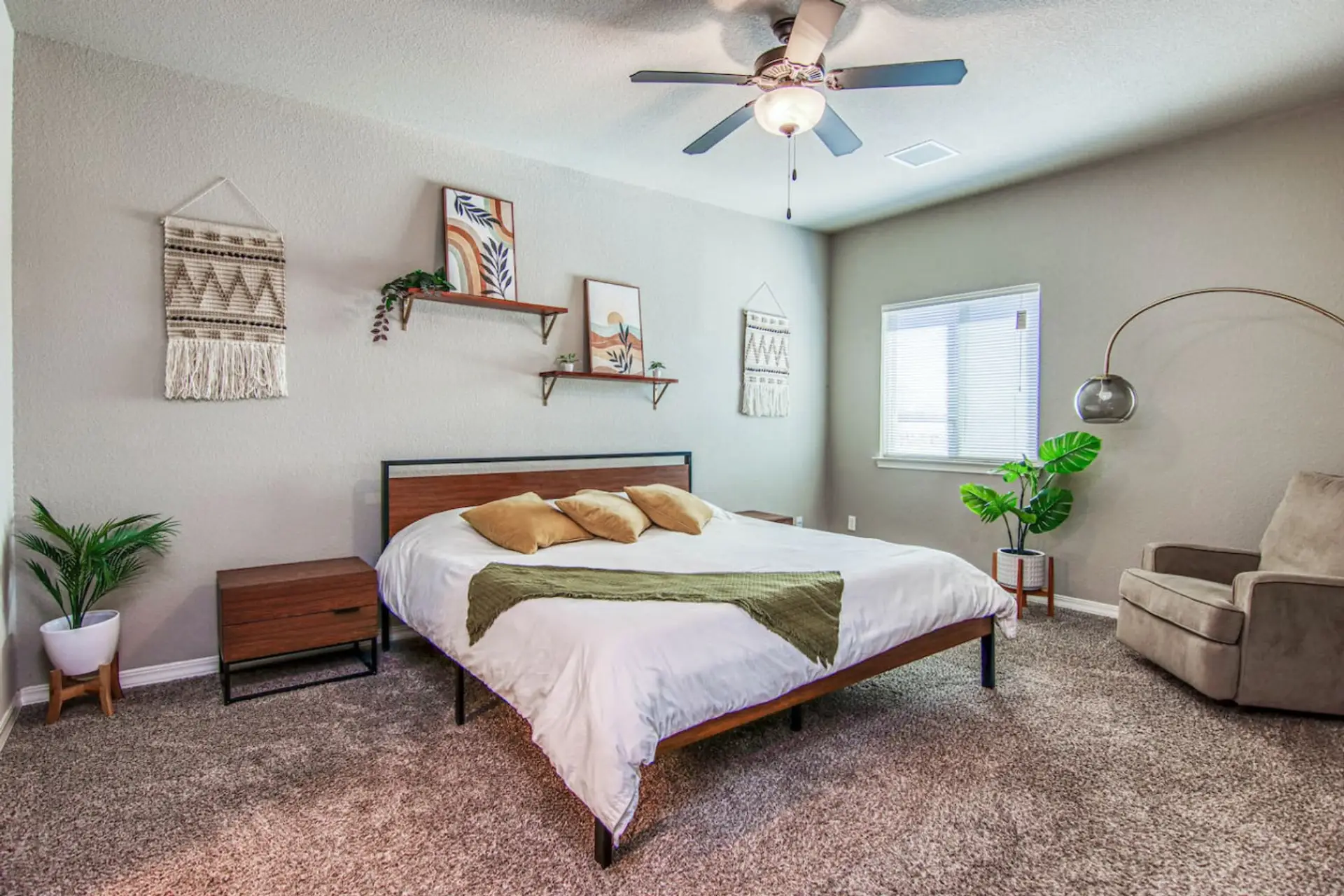 Peaceful Master Suite / Cozy Seating