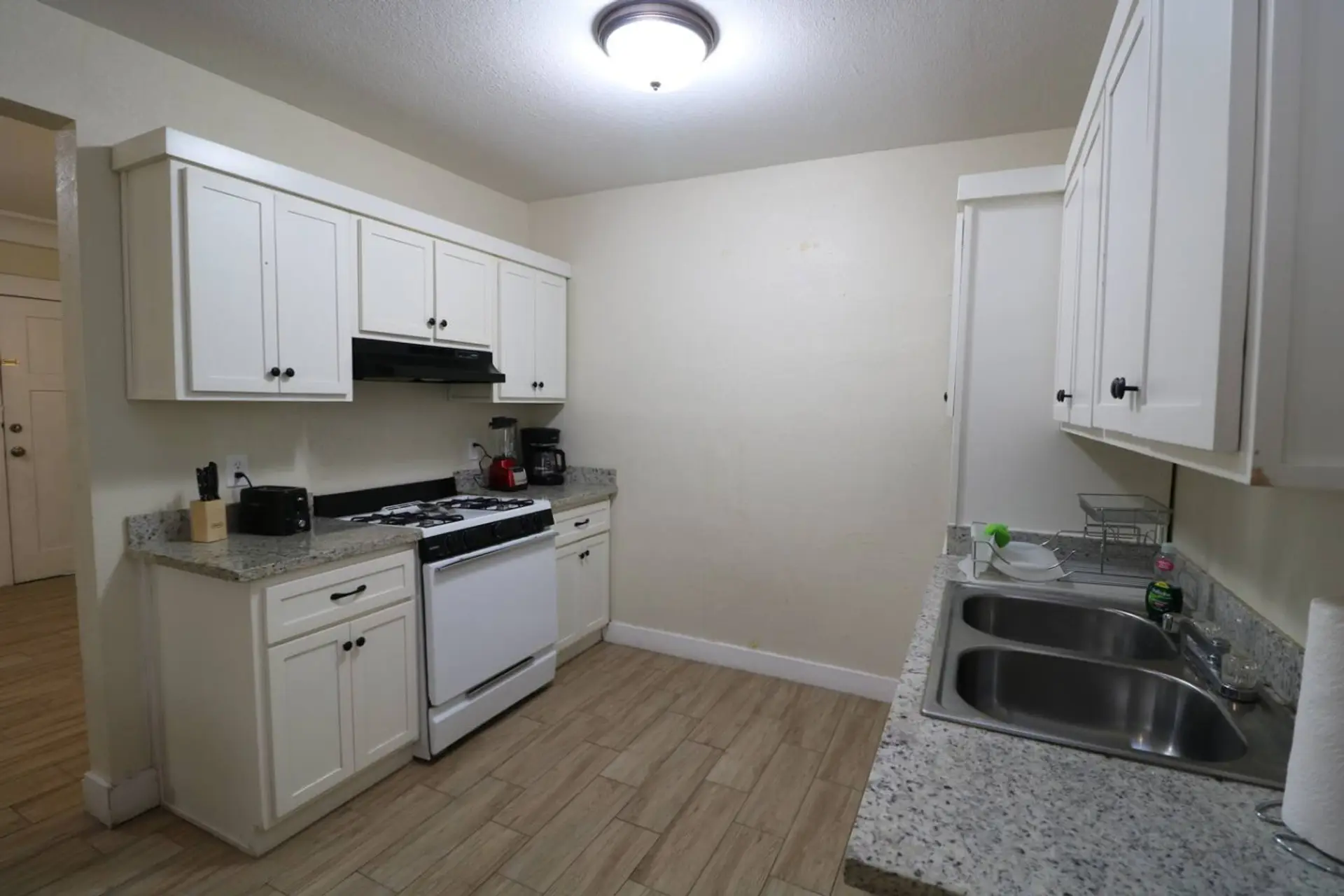 Kitchen/Microwave/Cabinet