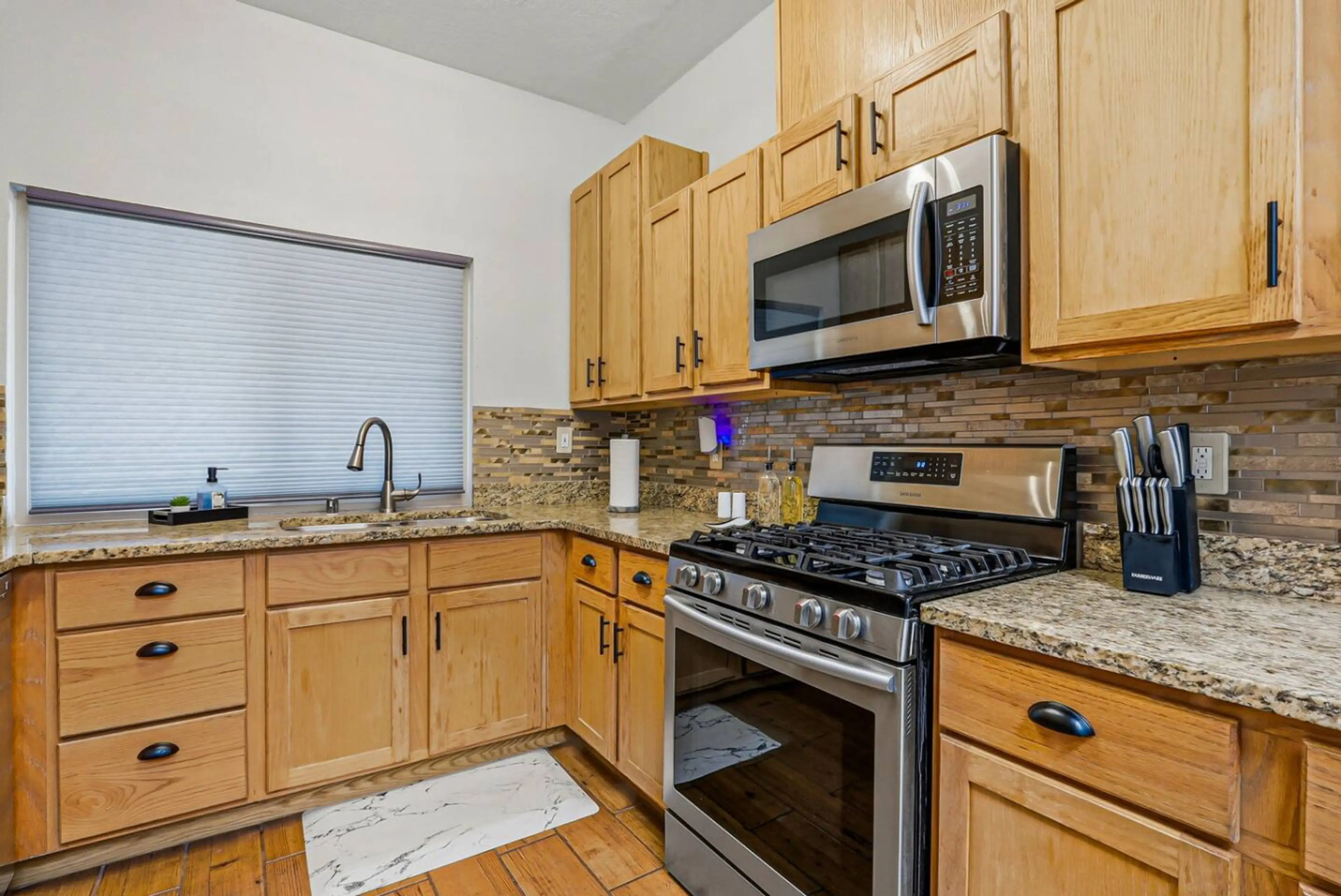 Fully Equipped Kitchen/ Microwave / Stove
