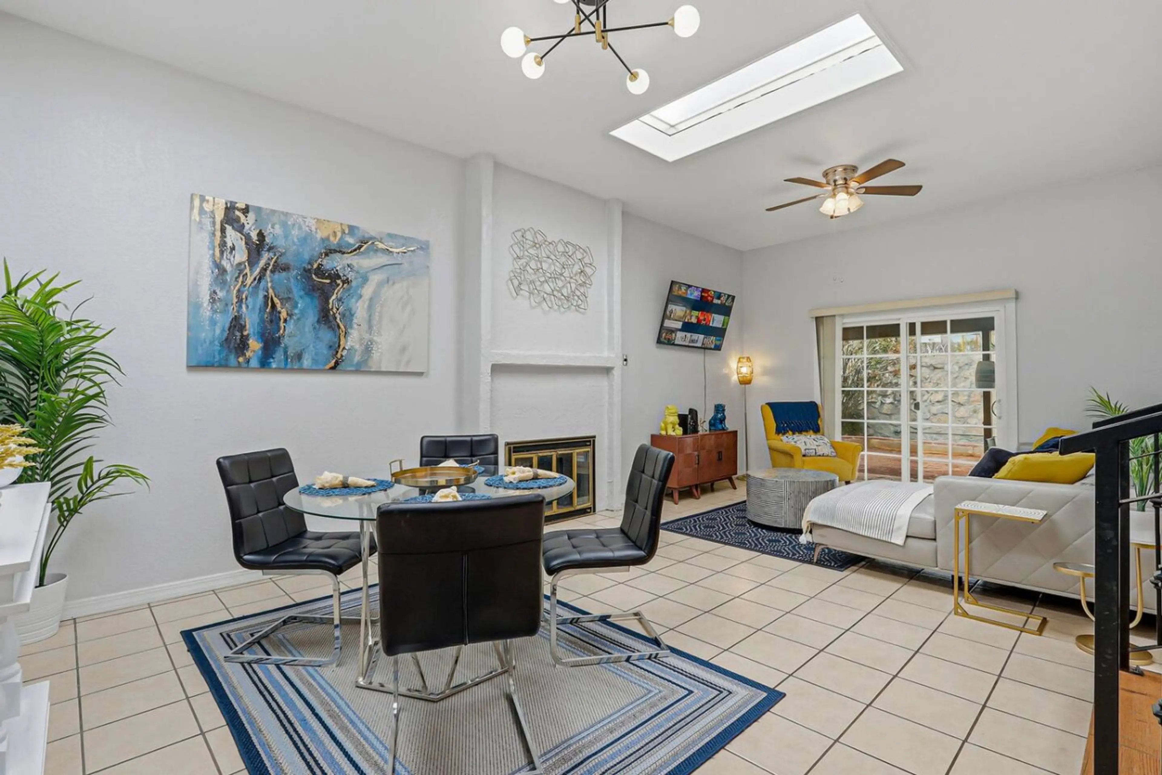 Spacious & Cozy Living Room / Smart TV/ Dinning Area