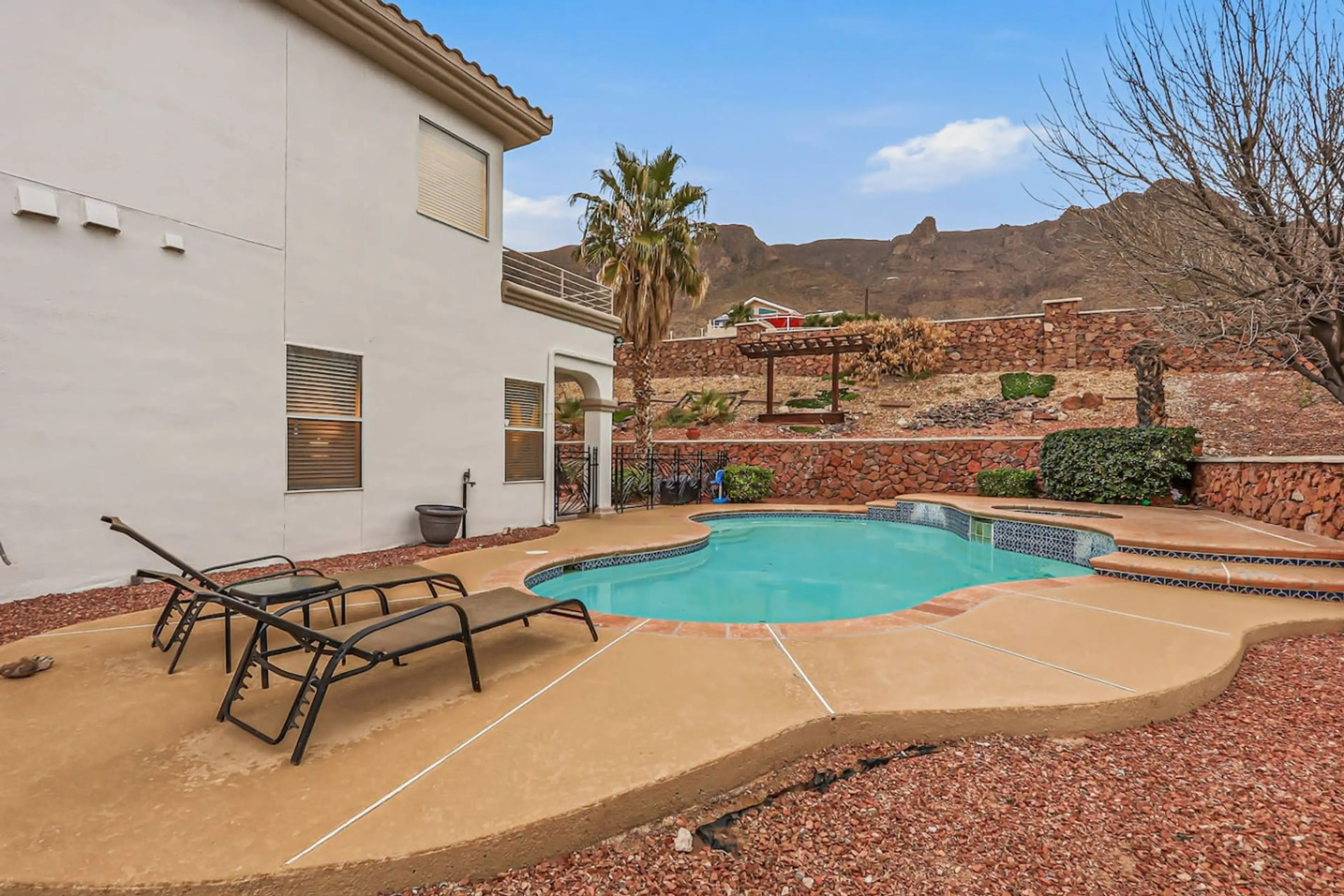 Beautiful Backyard/ Swimming pool / Hot Tub / Relaxing Area