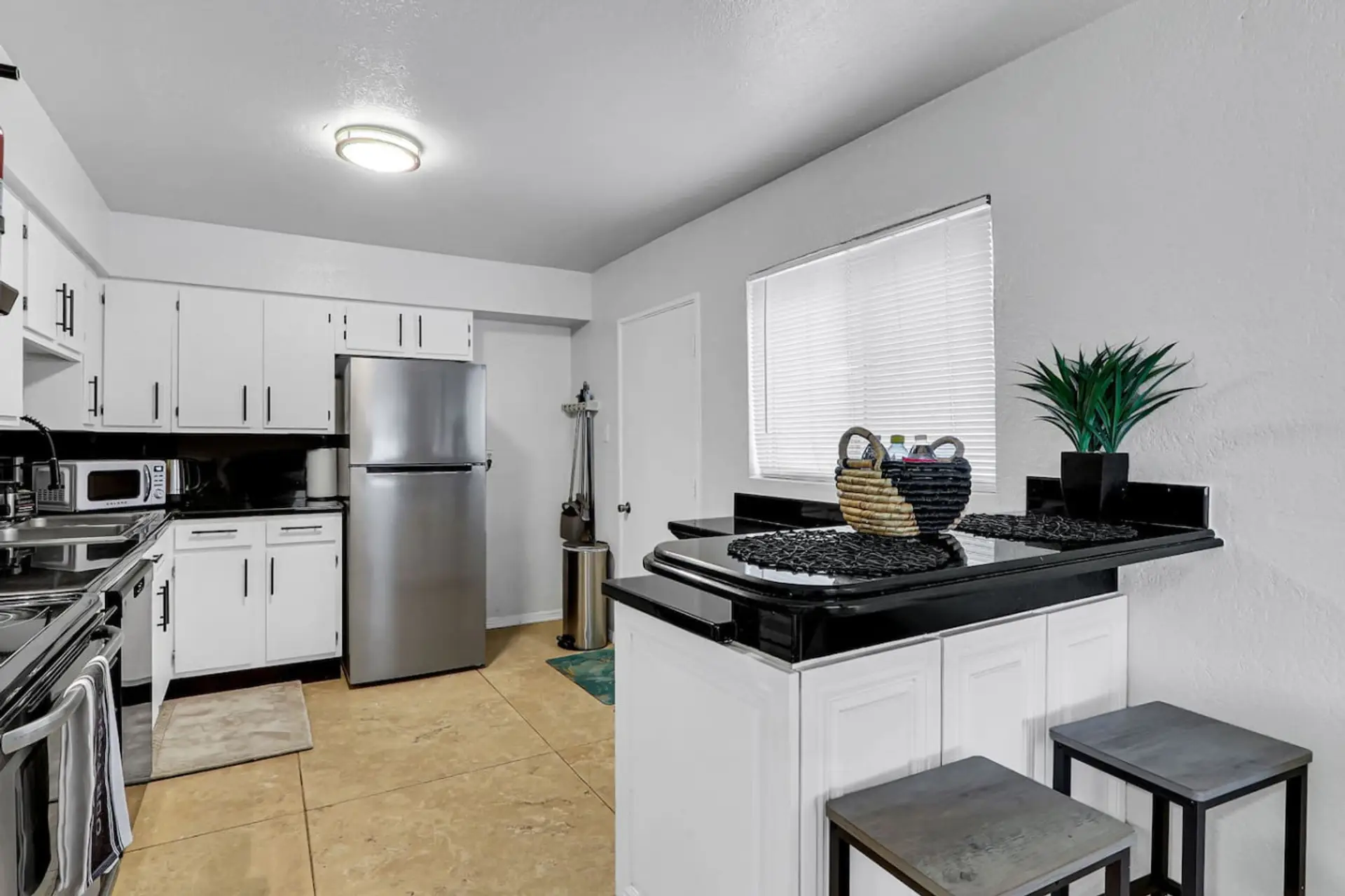Fully Equipped Kitchen / Microwave / Refrigerator / Sitting