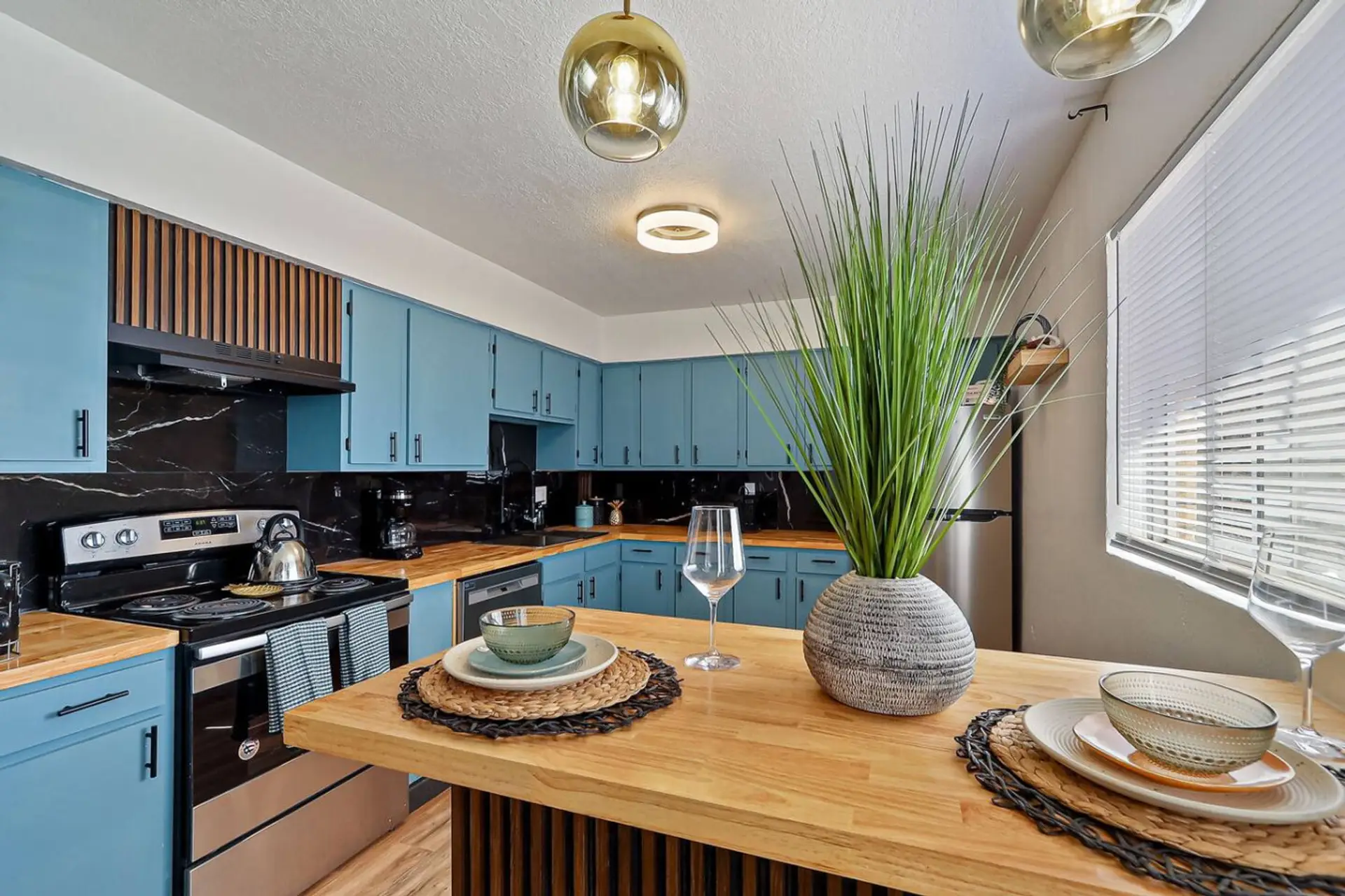 Fully Equipped Kitchen / Kitchen sitting
