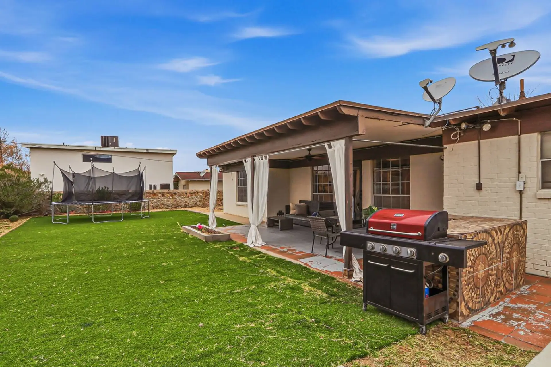 Spacious & Beautiful Backyard / Relaxing Setting / BBQ / Trampoline