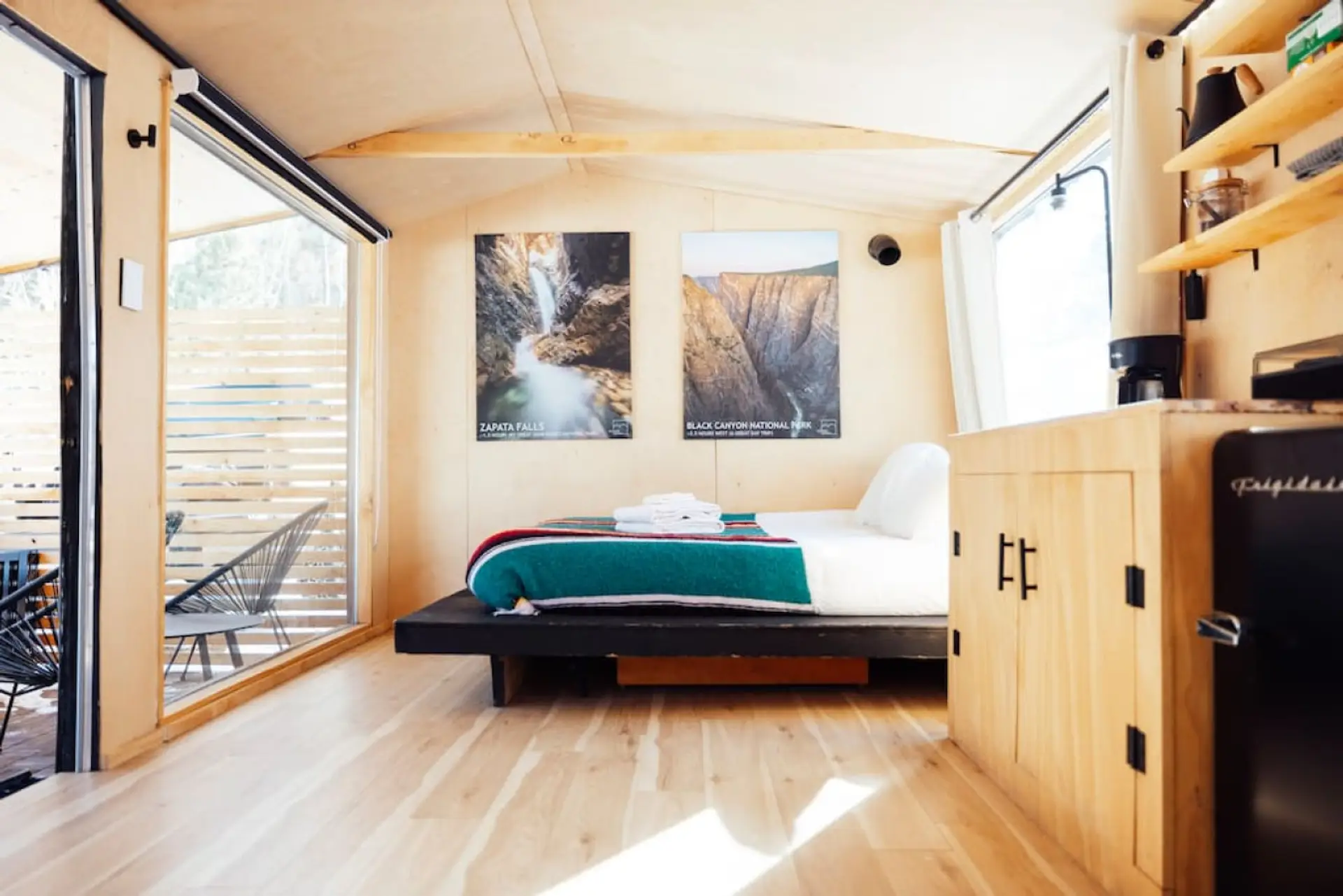 Queen bed with floor to ceiling windows on both sides