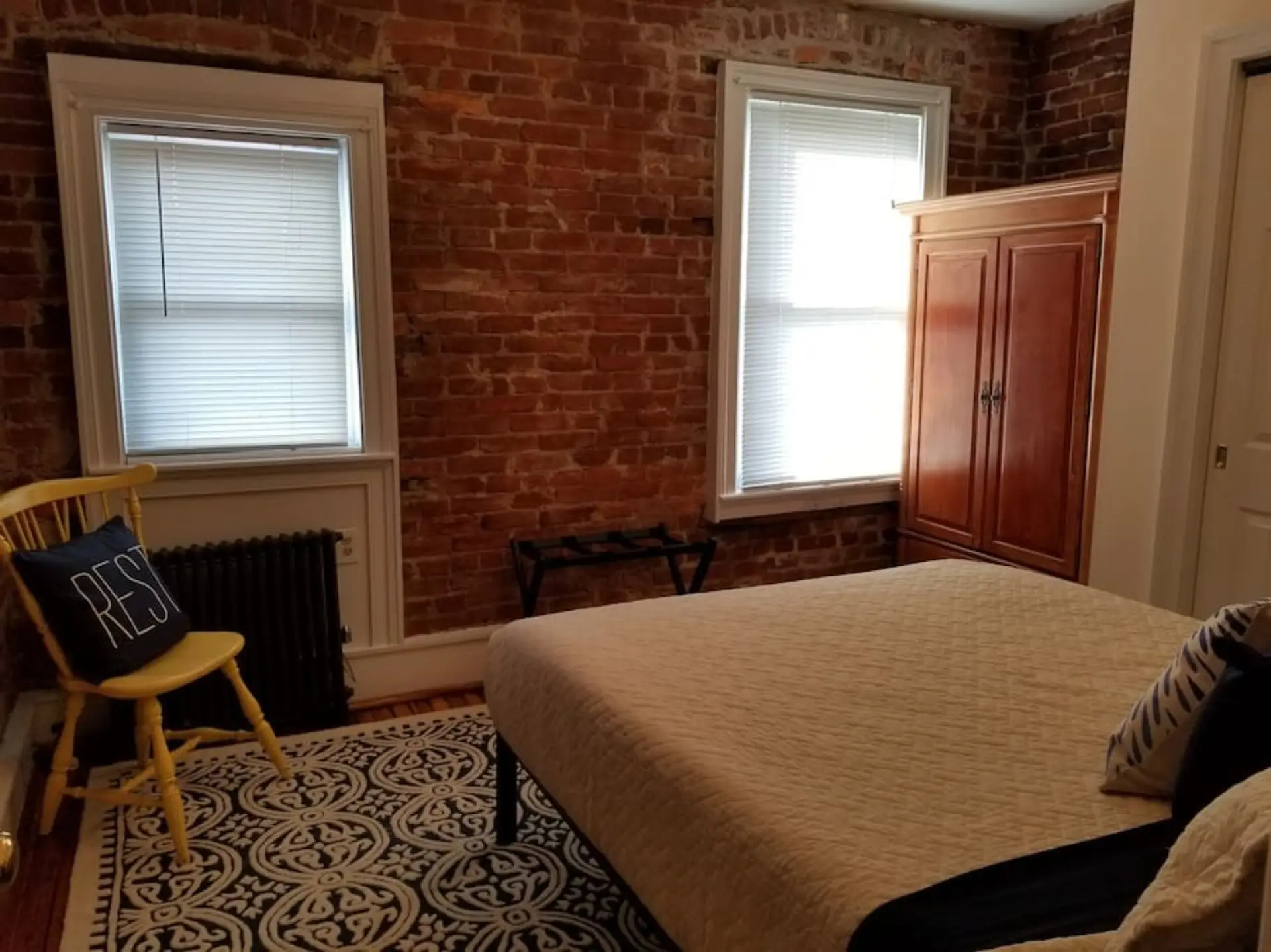 Lovely one bedroom apartment, with lots of natural light, beautiful exposed brick, hardwood floors and architectural touches. Sleeps up to 4.