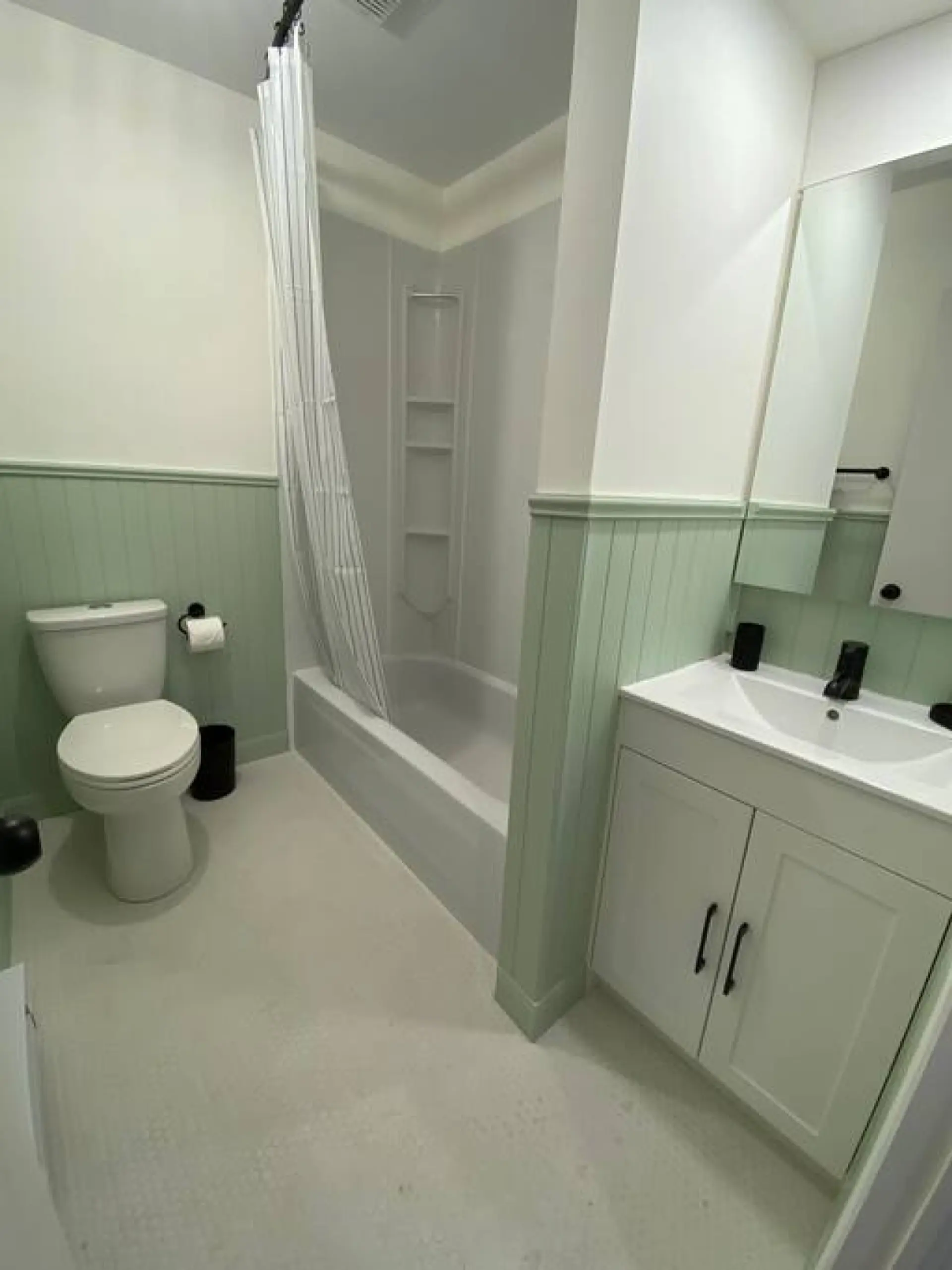 SALLE DE BAIN PRIVÉE / PRIVATE BATHROOM