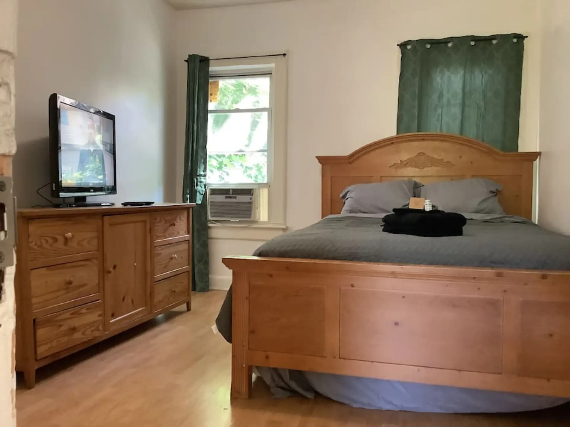 Enjoy this relaxing bedroom.  Equipped with a Queen size bed &  smart tv for your enjoyment.  Relax, wind down and get rested.